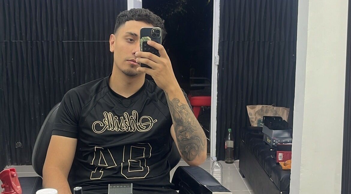 Cliente en Drako Barber Studio, La Florida, Región Metropolitana, CL, disfrutando de su corte moderno.