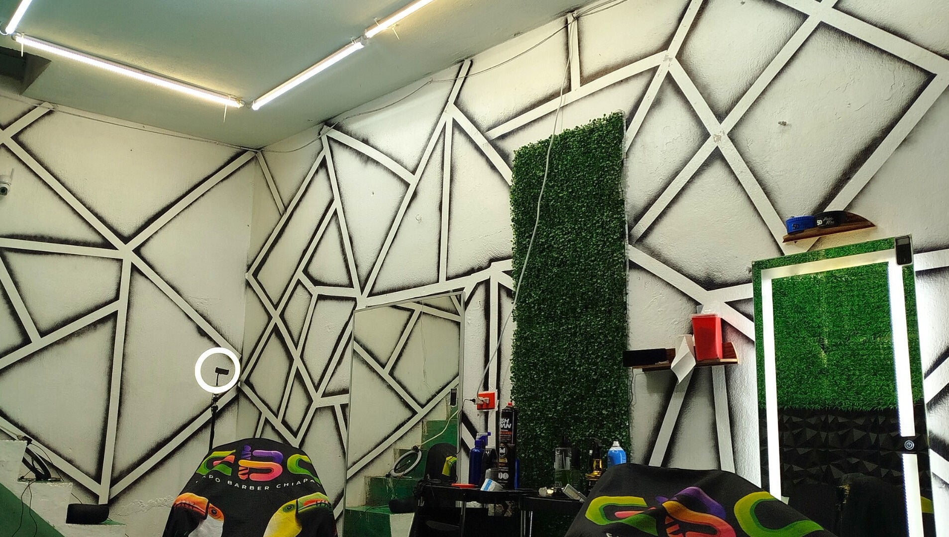 Interior moderno de Barbería Joss en Ocosingo, Chiapas, MX con decoración geométrica única.