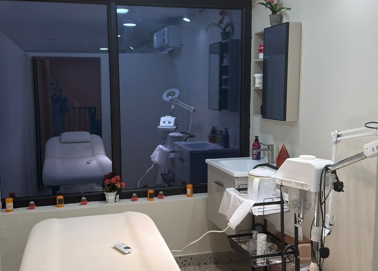Serene spa room at Remal Beauty Salon, Zinj, Muḥāfaẓat Al-ʿāṣimah, BH, featuring a treatment bed and equipment.