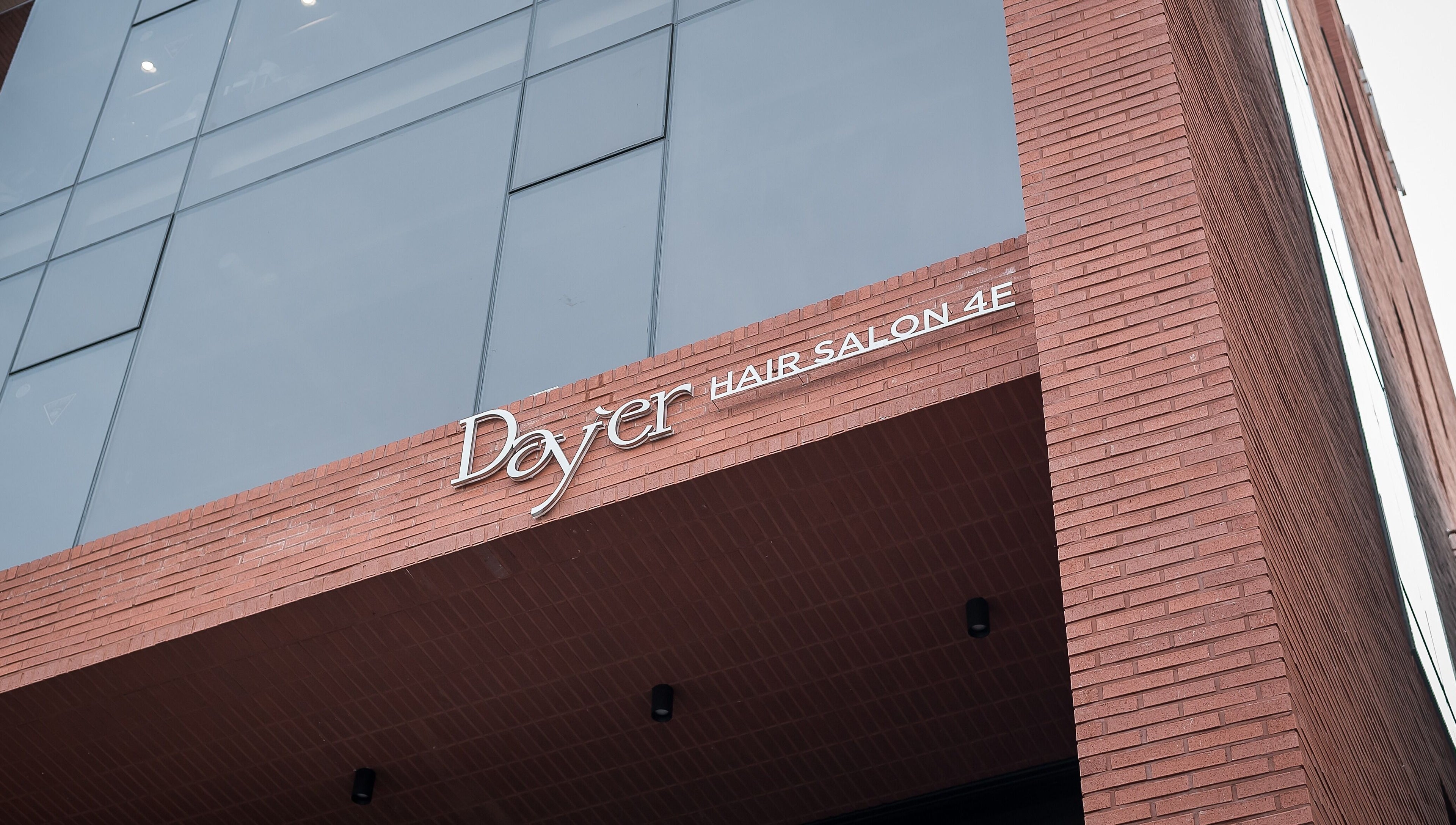 Front view of Dayer salon in 서울특별시, 서울특별시, KR, showcasing modern architecture.