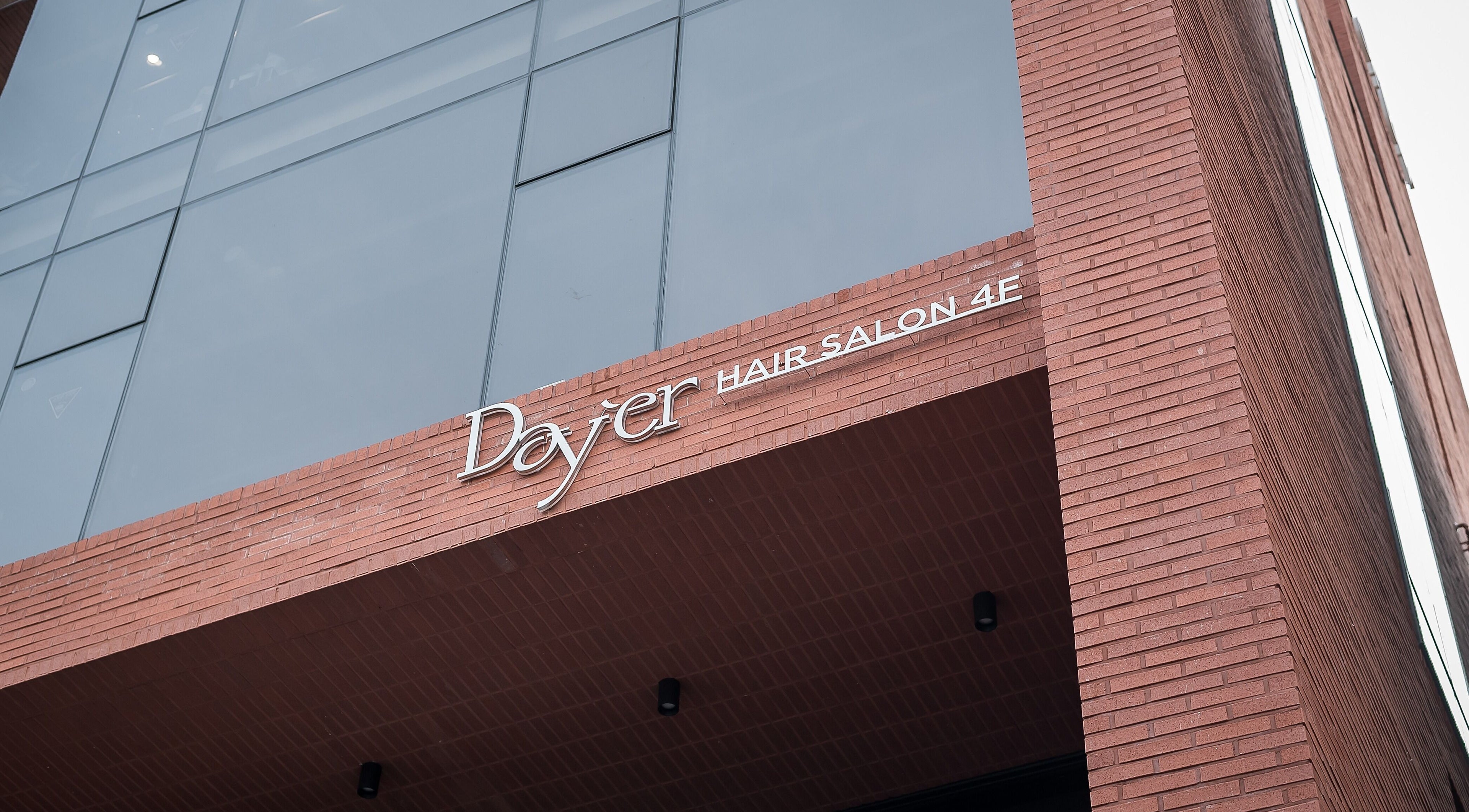 Front view of Dayer salon in 서울특별시, 서울특별시, KR, showcasing modern architecture.