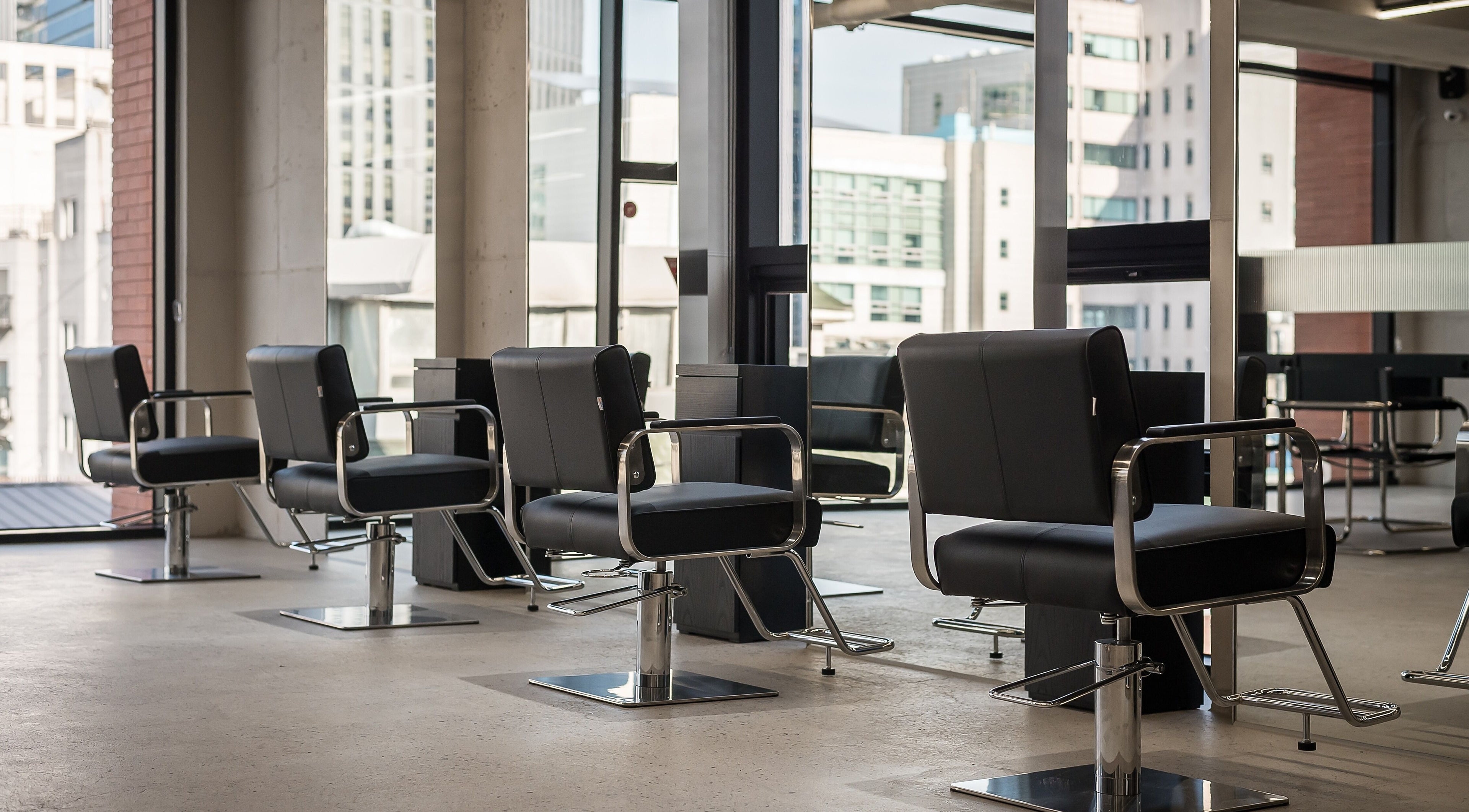 Modern salon chairs at dayer in 서울특별시, 서울특별시, KR, offering stylish beauty services.