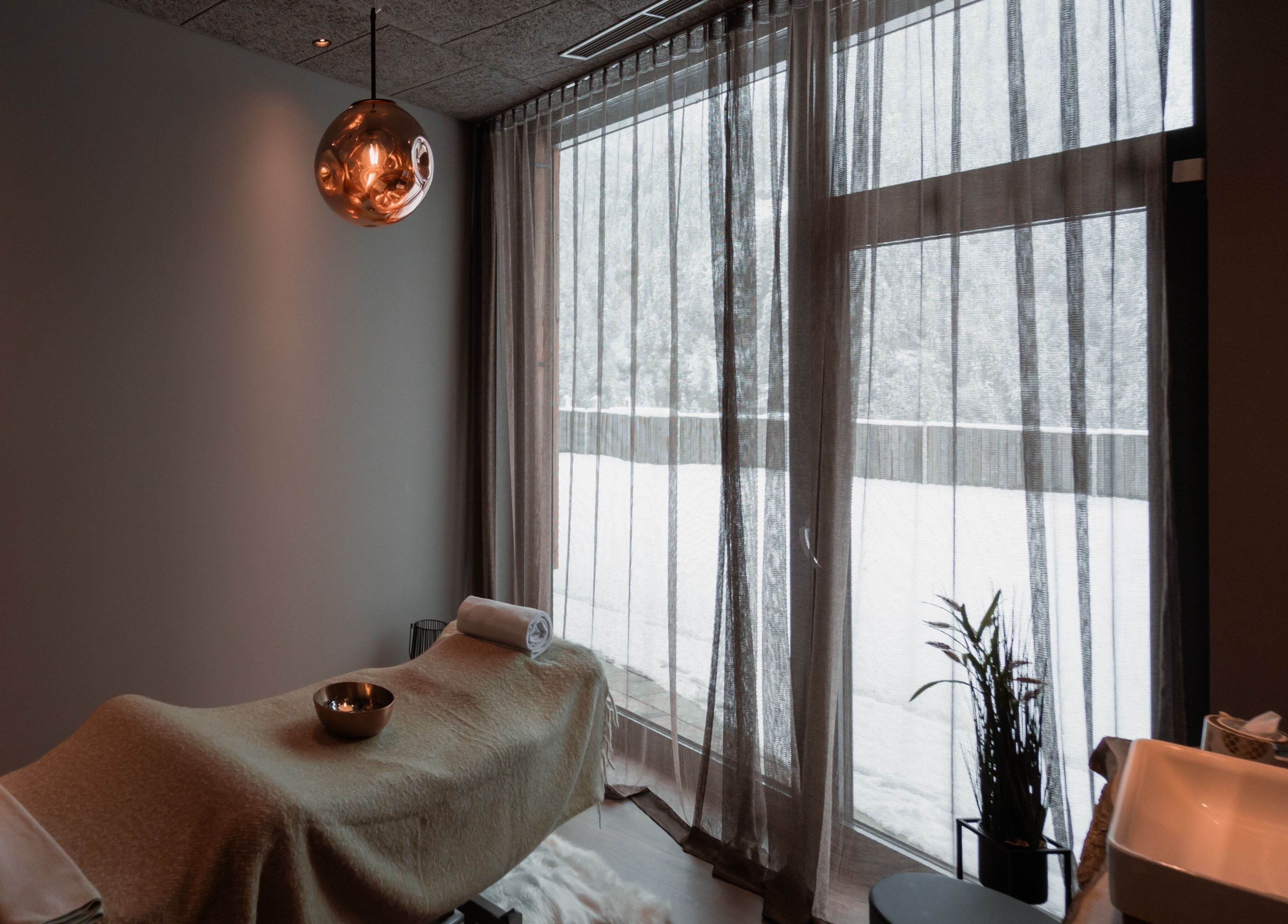 Entspannungsraum im Brandgut - vor Freude glühen, Viehhofen, Salzburg, AT mit Spa-Liege und beruhigender Beleuchtung.