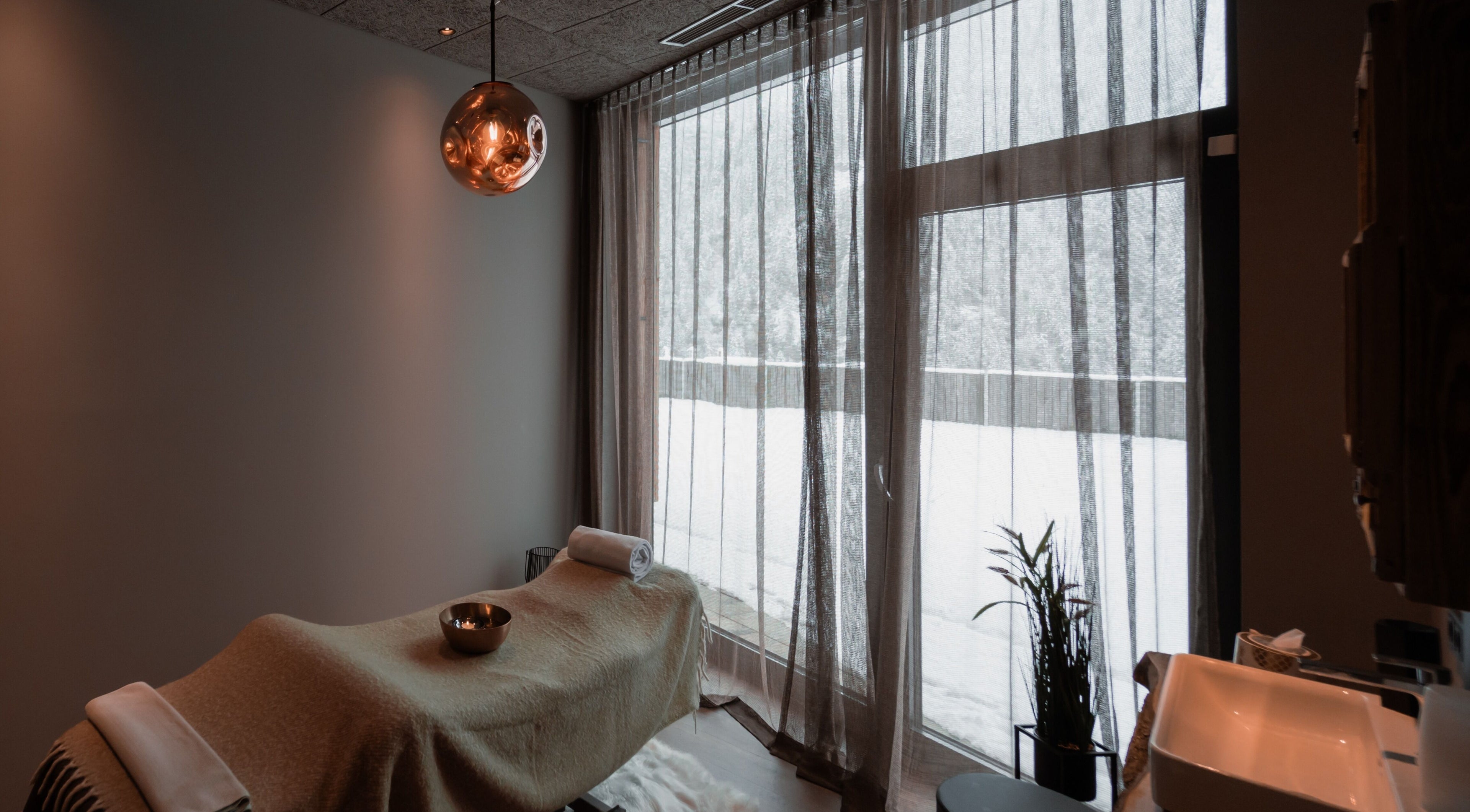 Entspannungsraum im Brandgut - vor Freude glühen, Viehhofen, Salzburg, AT mit Spa-Liege und beruhigender Beleuchtung.