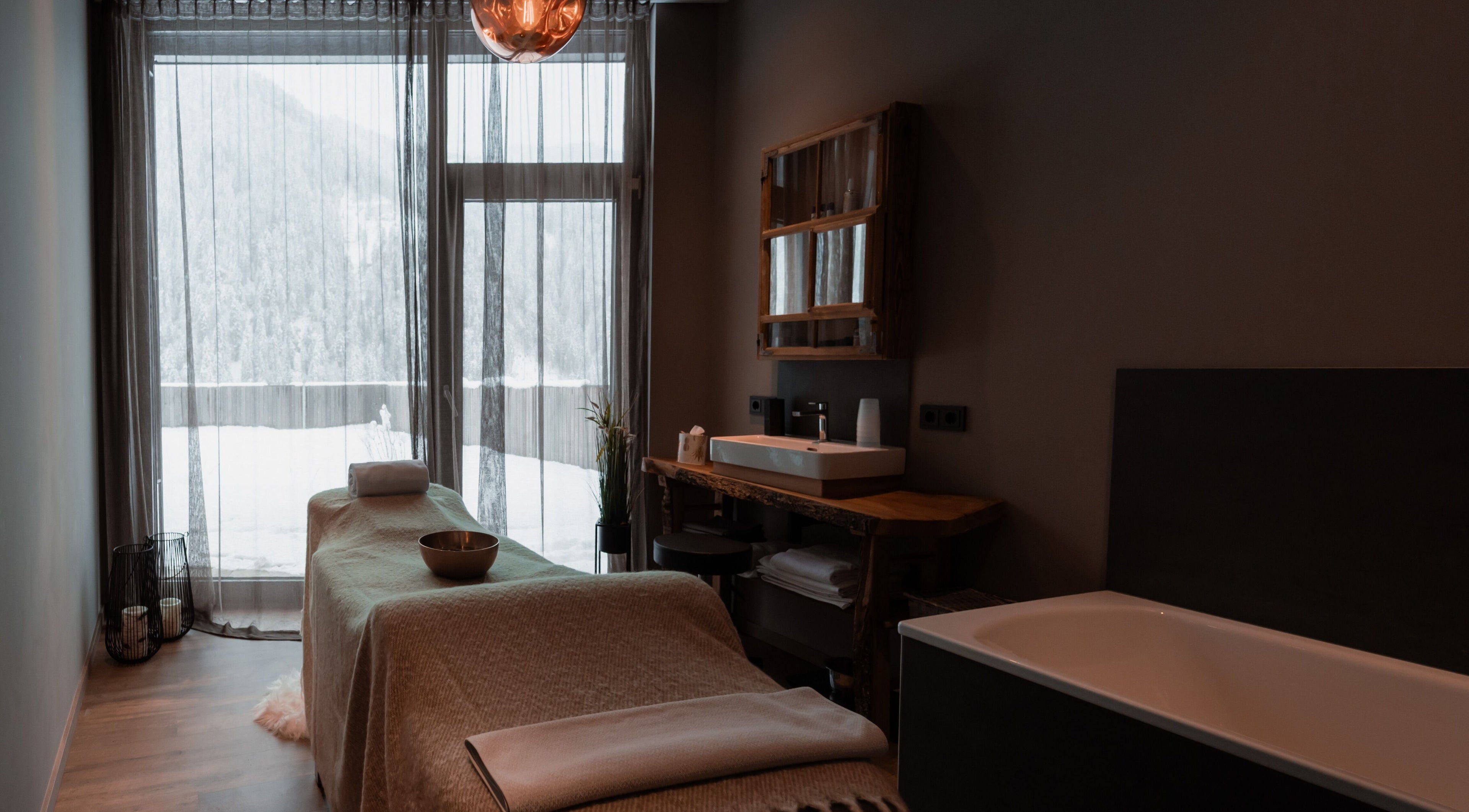 Brandgut - vor Freude glühen in Viehhofen, Salzburg, AT's elegantes Spa-Zimmer mit Massagebett und Bergblick.