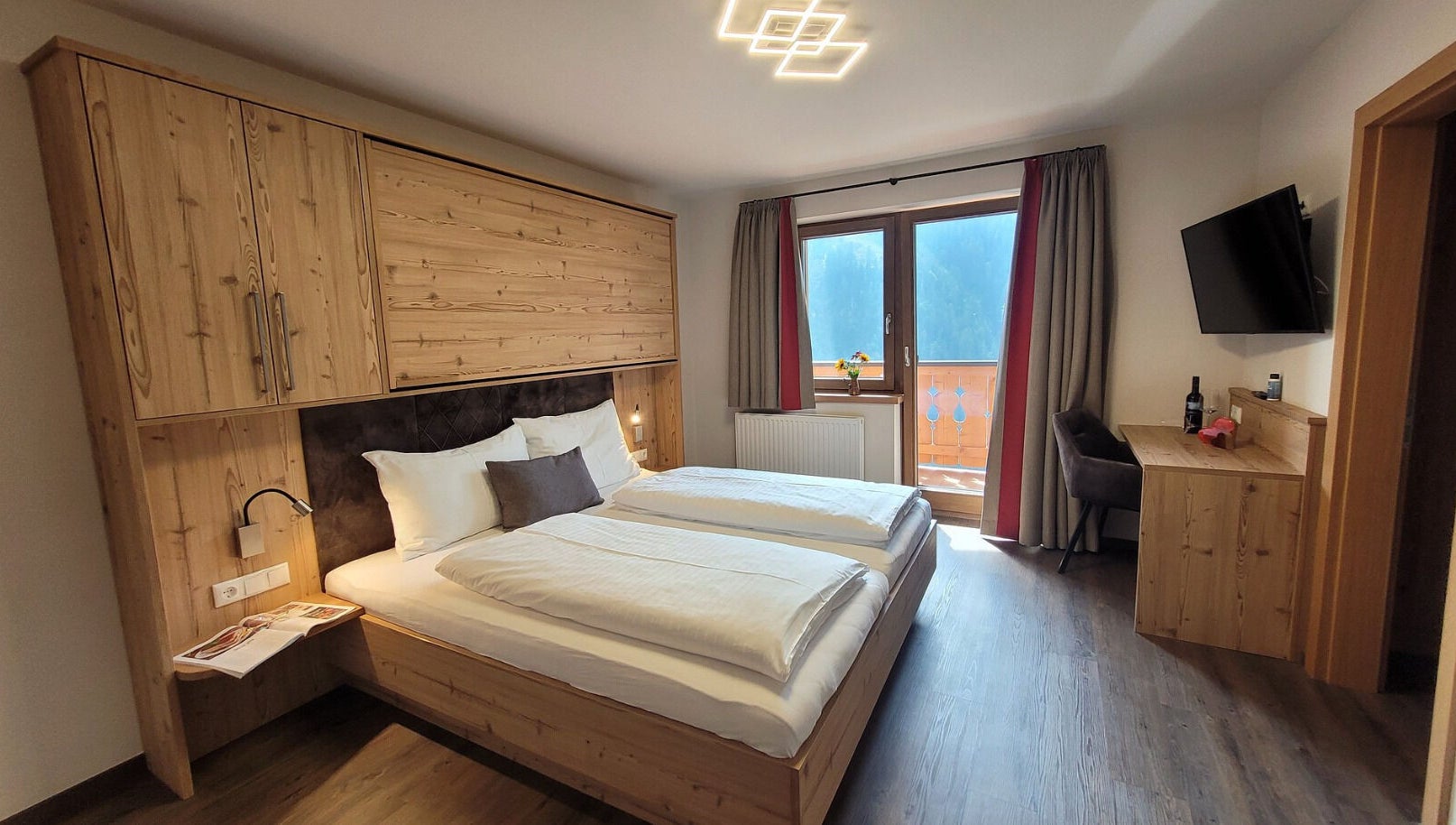Moderne Suite im Brandgut - vor Freude glühen, Viehhofen, Salzburg, AT mit Holzdesign und Bergblick.