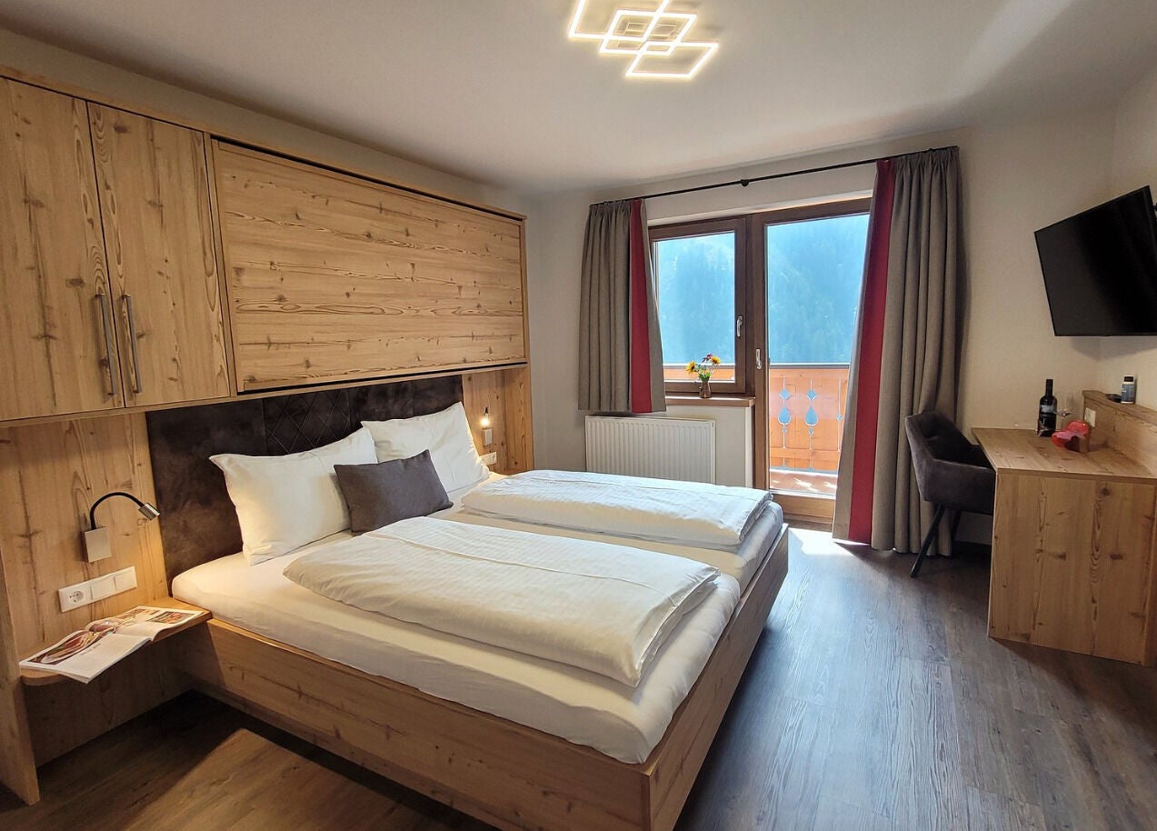 Moderne Suite im Brandgut - vor Freude glühen, Viehhofen, Salzburg, AT mit Holzdesign und Bergblick.