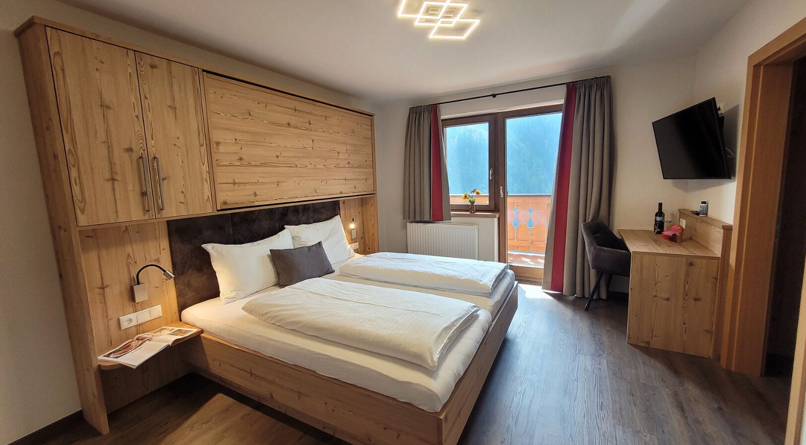 Moderne Suite im Brandgut - vor Freude glühen, Viehhofen, Salzburg, AT mit Holzdesign und Bergblick.