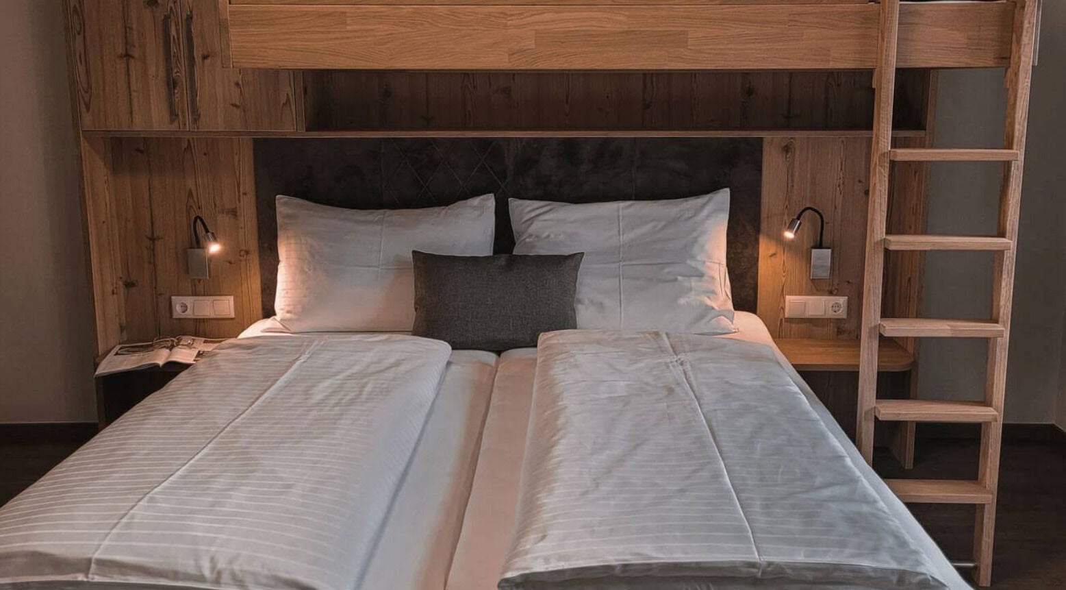 Einladendes Doppelbett im rustikalen Zimmer von Brandgut - vor Freude glühen in Viehhofen, Salzburg, AT.