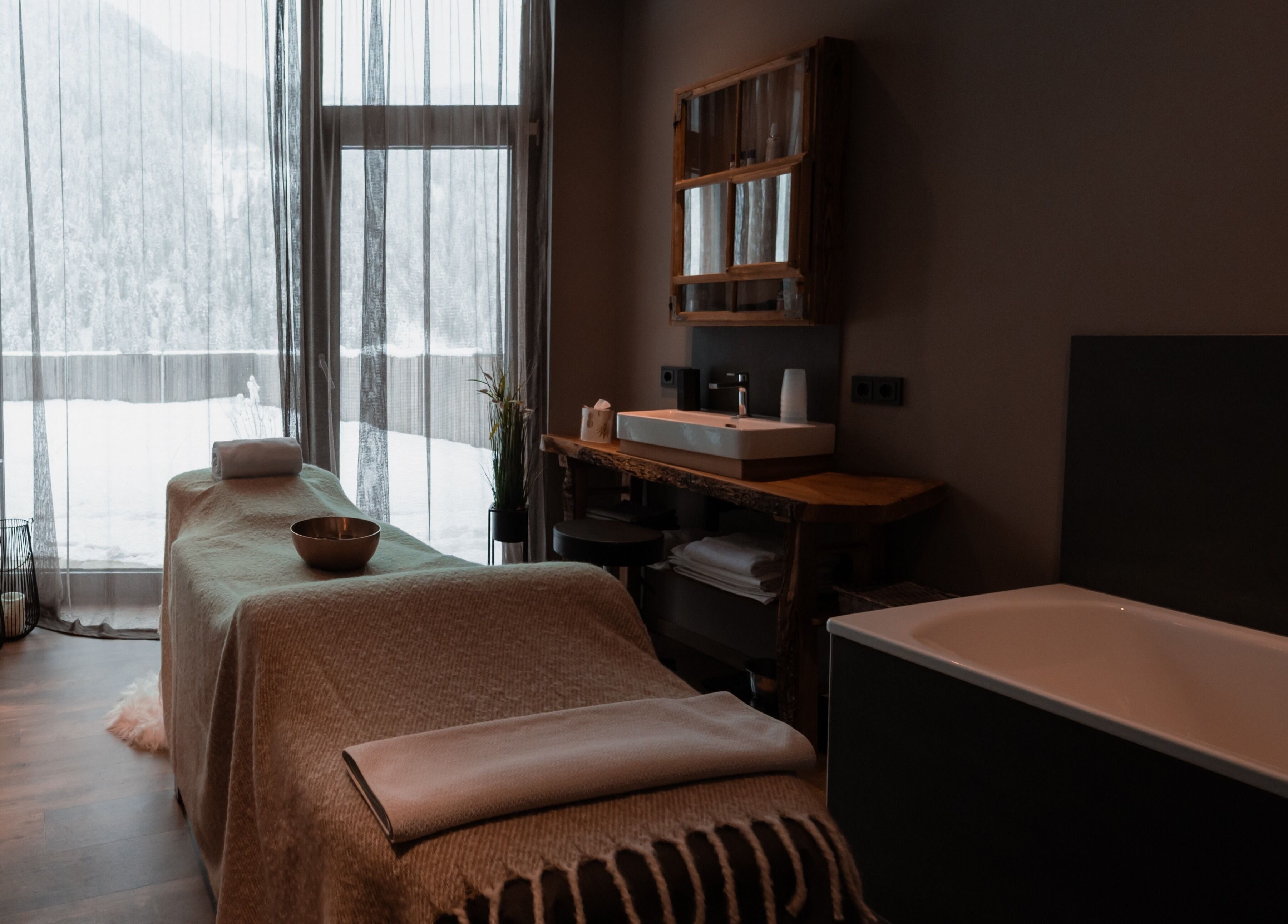 Wellnessraum bei Brandgut - vor Freude glühen in Viehhofen, Salzburg, AT mit Blick auf schneebedeckte Berge.