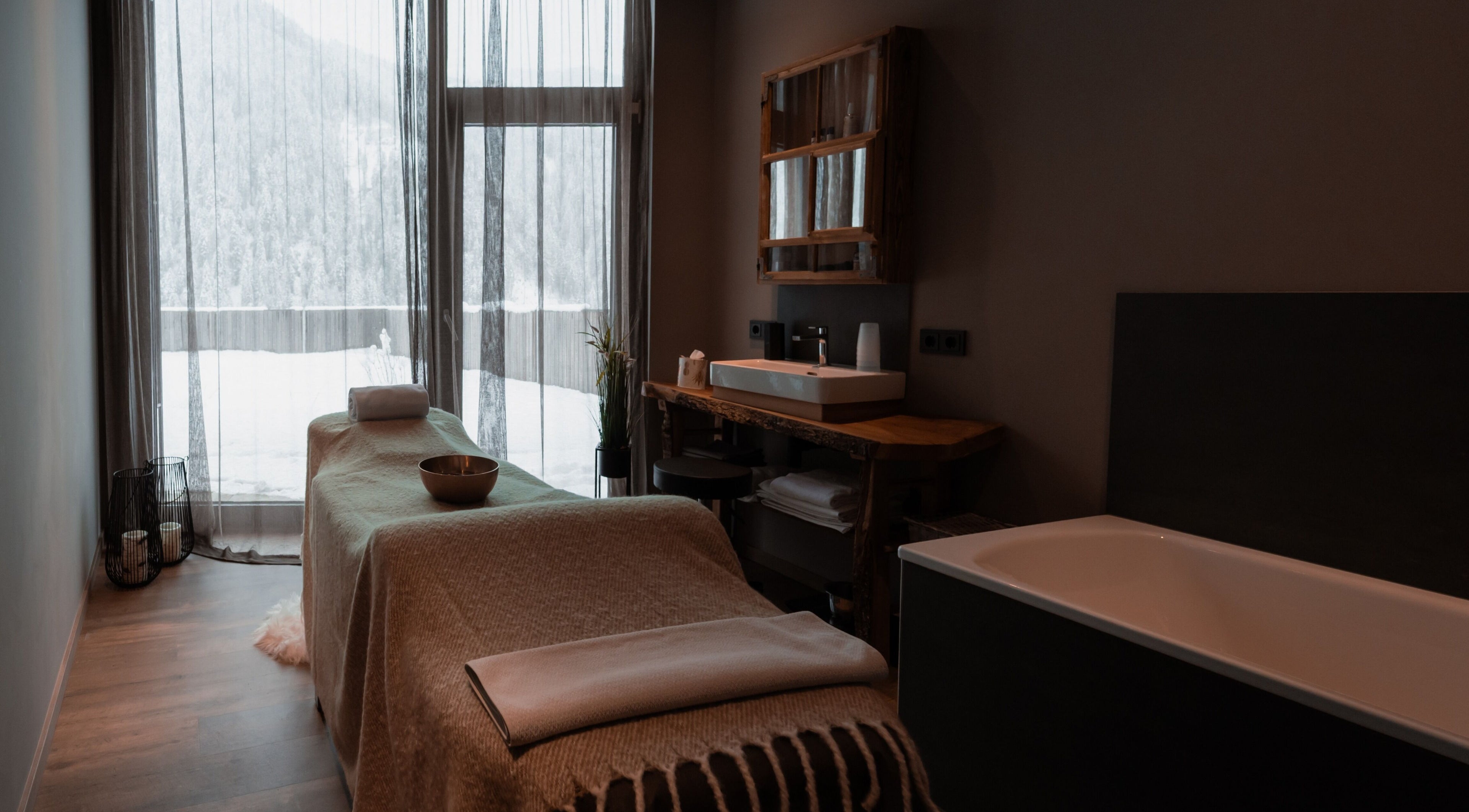 Wellnessraum bei Brandgut - vor Freude glühen in Viehhofen, Salzburg, AT mit Blick auf schneebedeckte Berge.