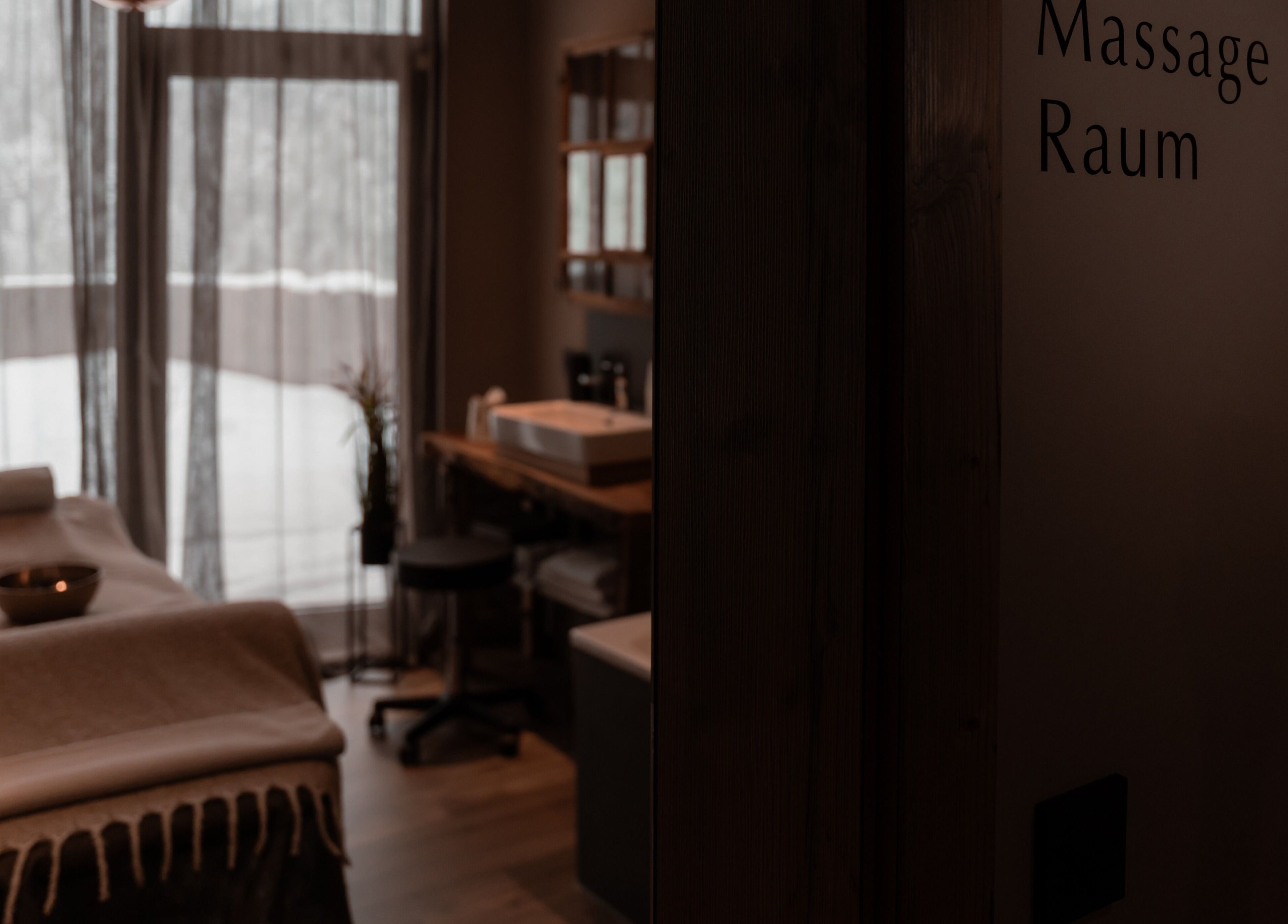 Massagezimmer im Brandgut - vor Freude glühen, Viehhofen, Salzburg, AT – beruhigendes Ambiente mit Panoramablick.