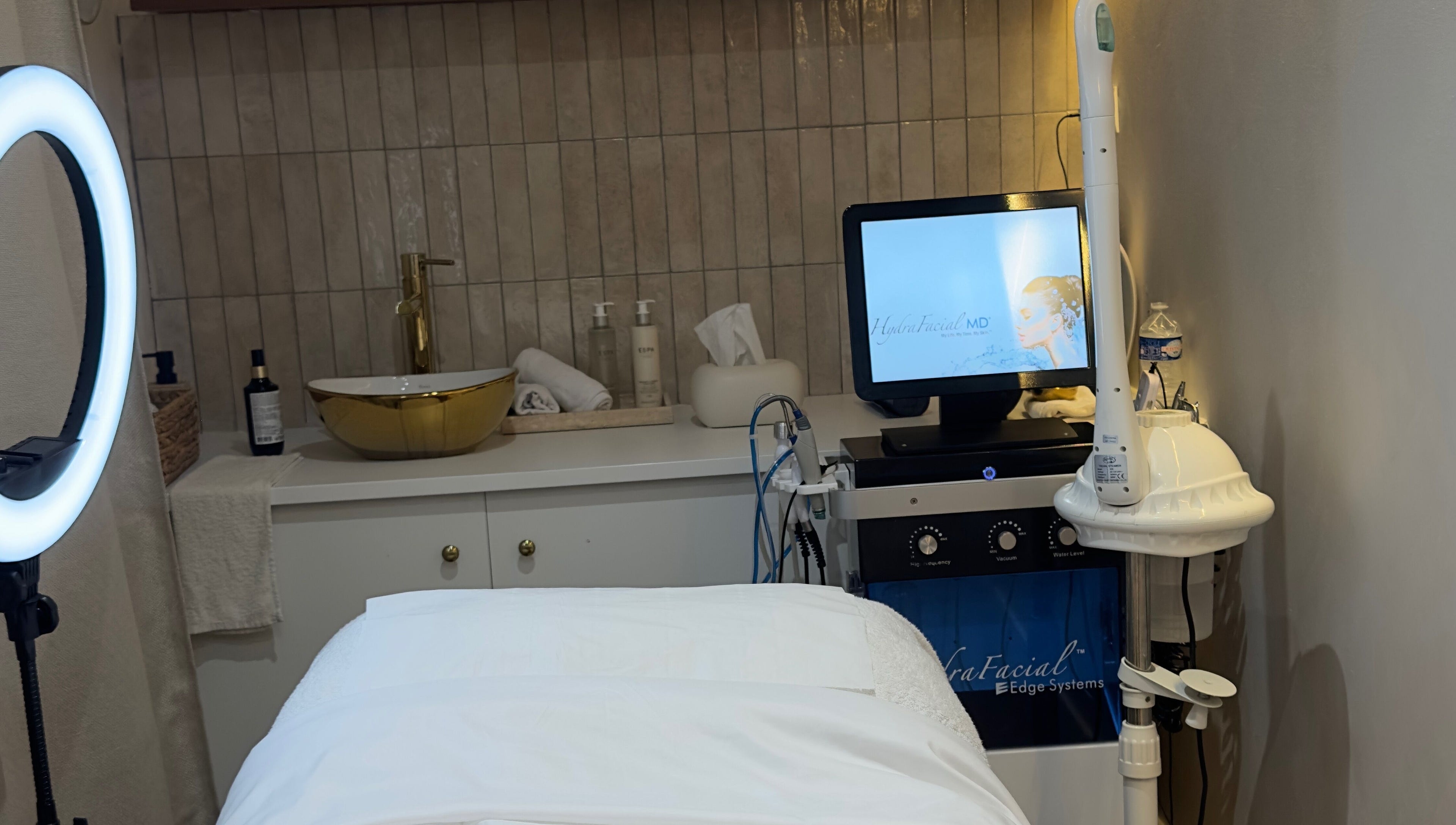 Cabine de soin moderne au AC beauty salon à Saint-Martin-d'Hères, Auvergne-Rhône-Alpes, FR.