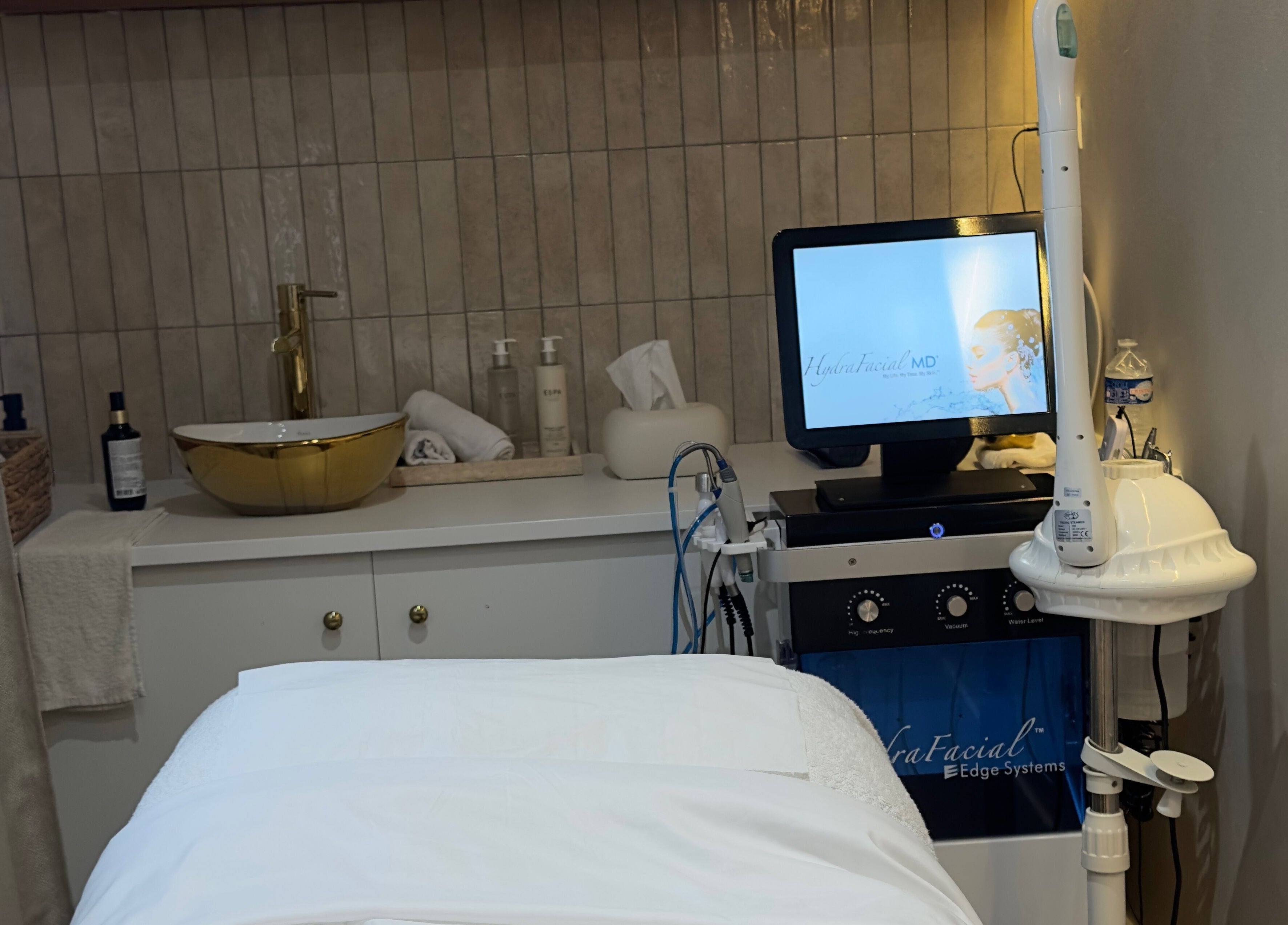 Cabine de soin moderne au AC beauty salon à Saint-Martin-d'Hères, Auvergne-Rhône-Alpes, FR.