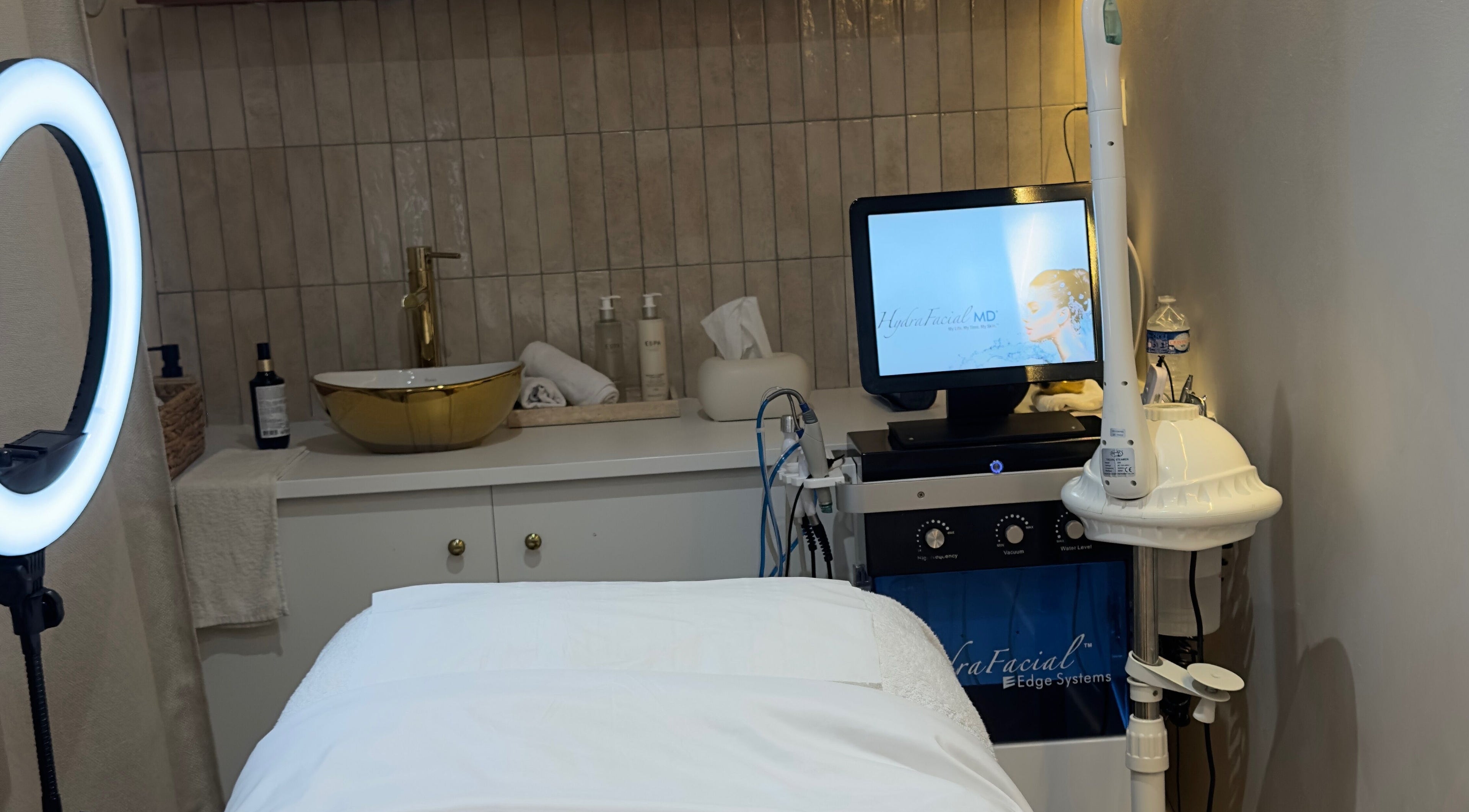 Cabine de soin moderne au AC beauty salon à Saint-Martin-d'Hères, Auvergne-Rhône-Alpes, FR.