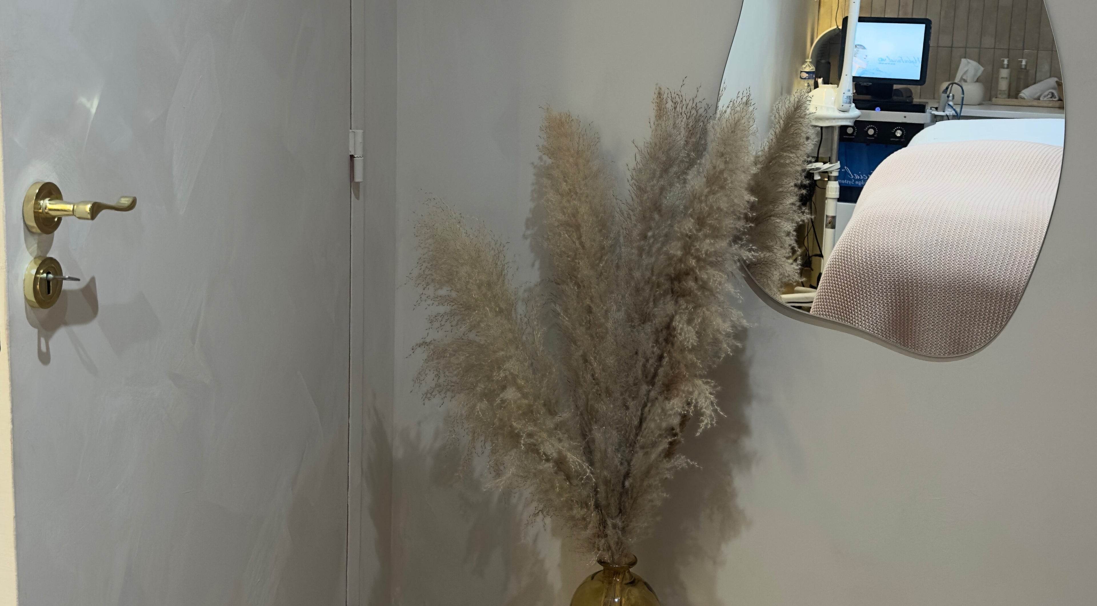 Décor raffiné chez AC beauty salon, Saint-martin-d'hères, Auvergne-rhône-alpes, FR avec miroir et bouquet pampas.