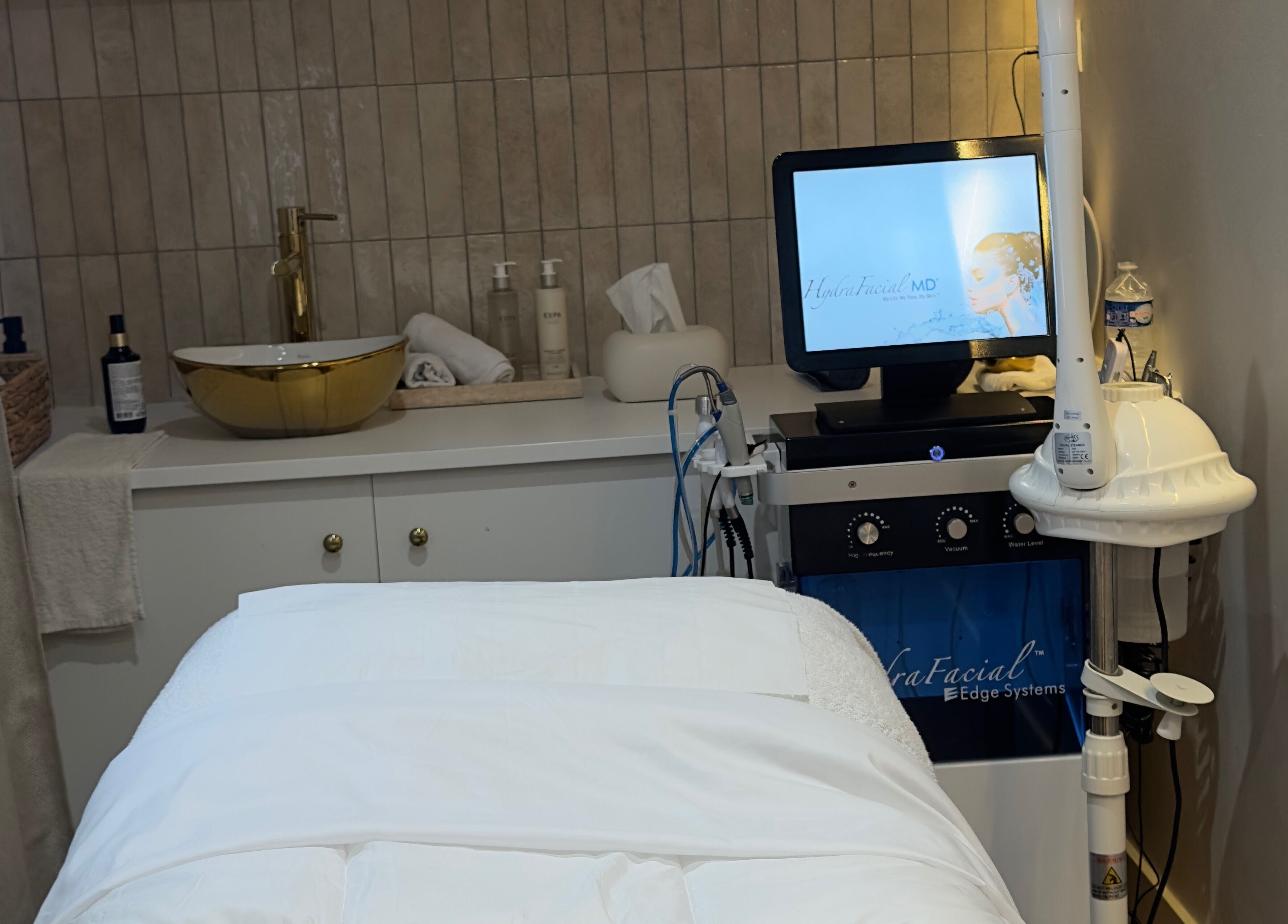 Salle de soin spa à AC beauty salon, Saint-martin-d'hères, Auvergne-rhône-alpes, FR avec équipement moderne.