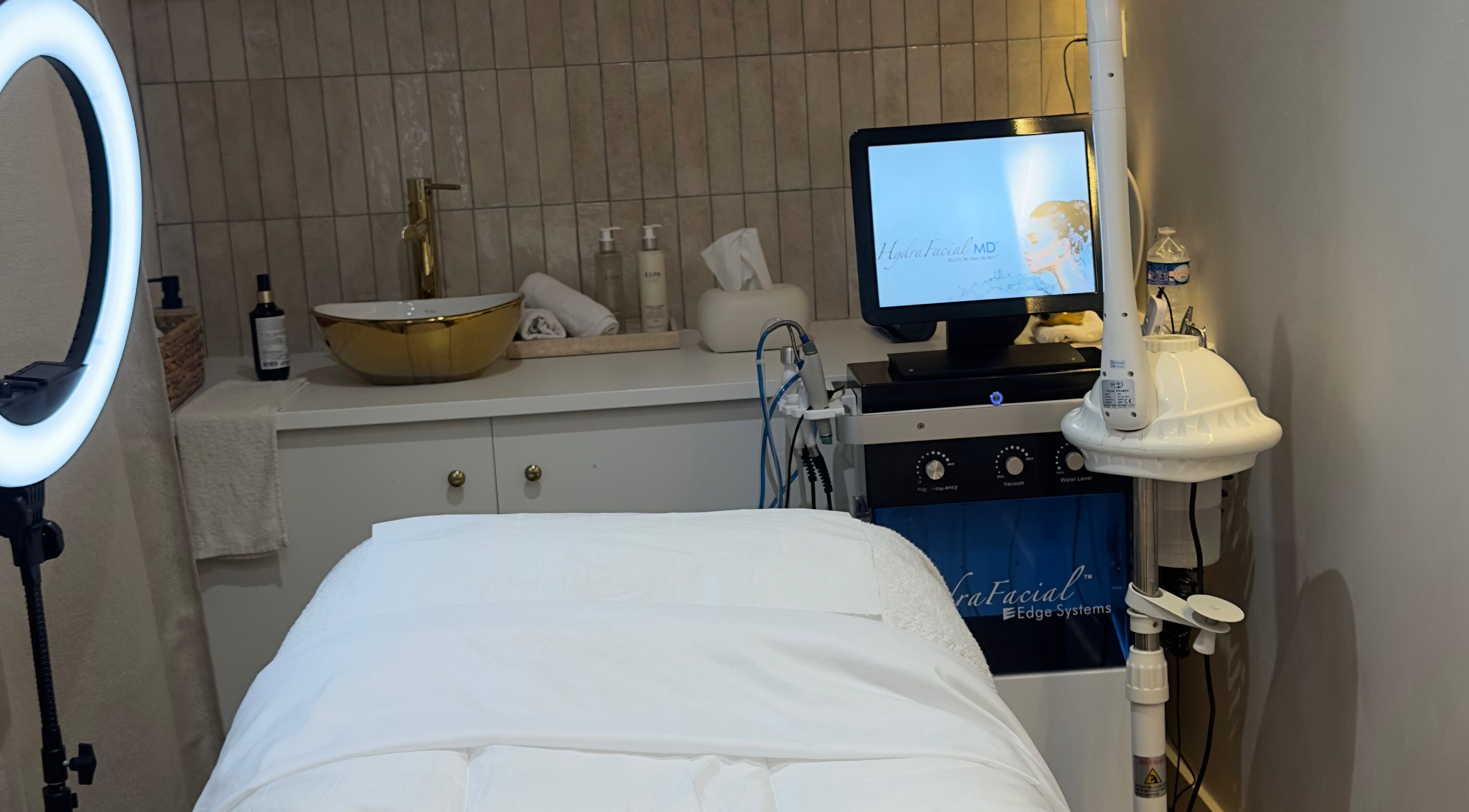 Salle de soin spa à AC beauty salon, Saint-martin-d'hères, Auvergne-rhône-alpes, FR avec équipement moderne.