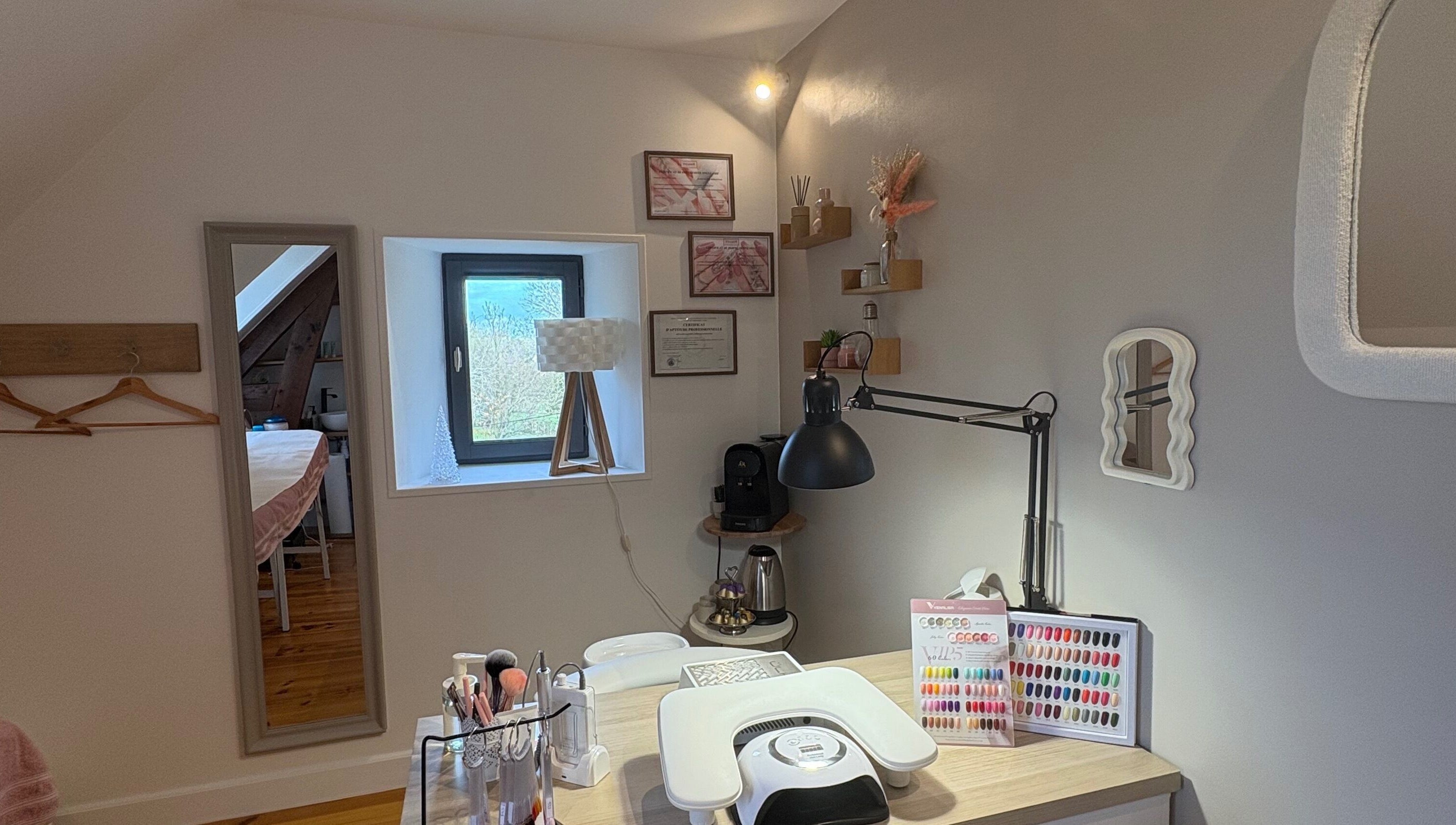 Espace de soins esthétiques So’préalia à Perche En Nocé, Normandie, FR, avec fenêtre et décor moderne.