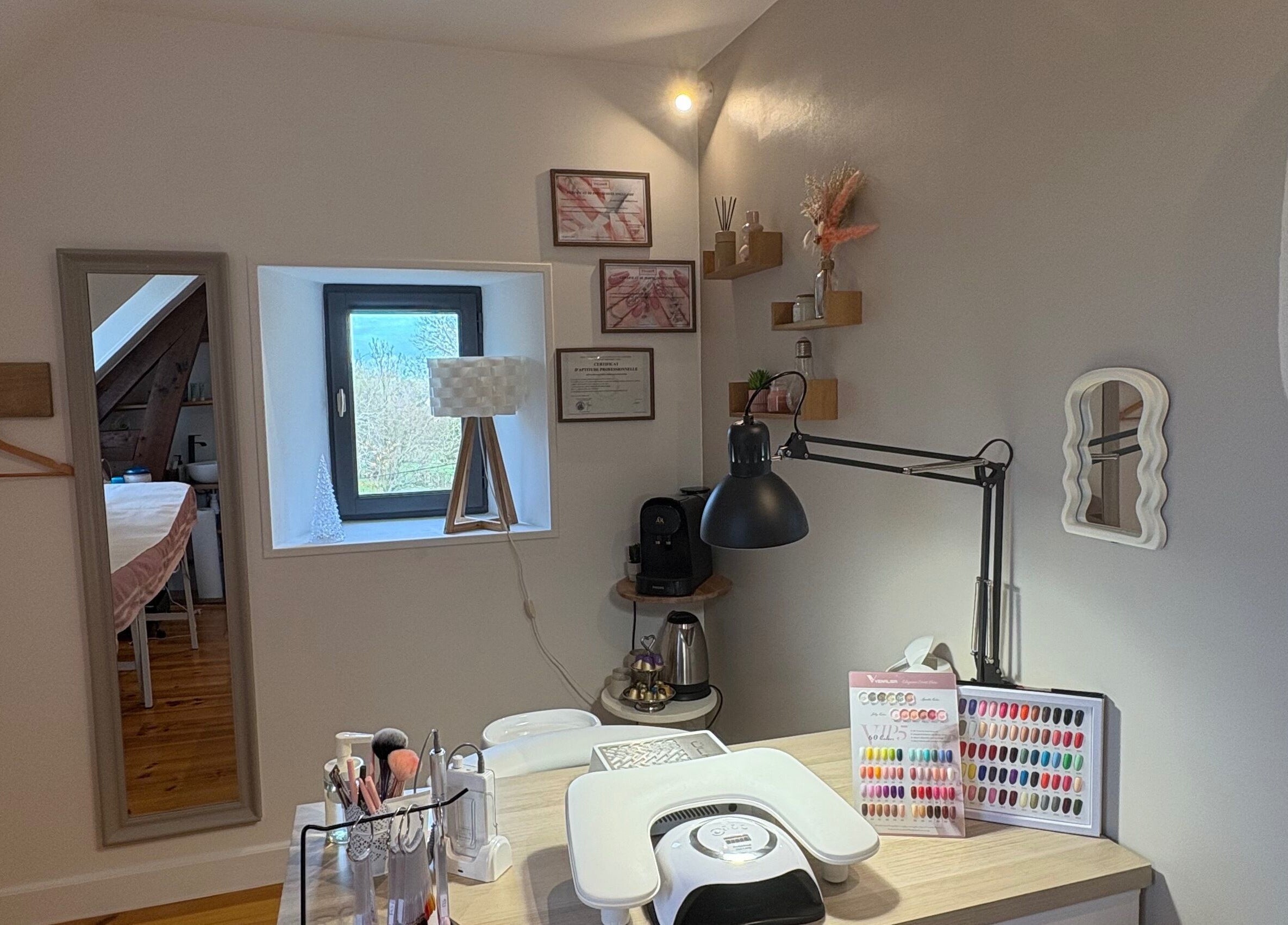 Espace de soins esthétiques So’préalia à Perche En Nocé, Normandie, FR, avec fenêtre et décor moderne.