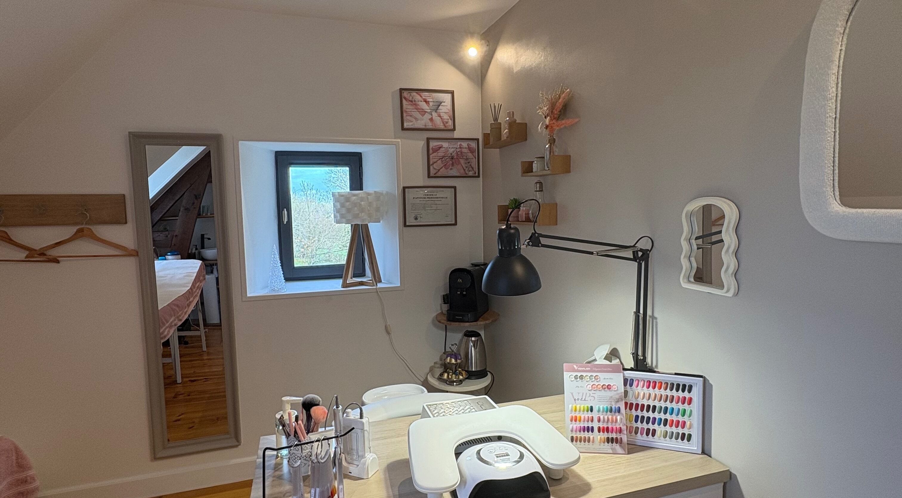 Espace de soins esthétiques So’préalia à Perche En Nocé, Normandie, FR, avec fenêtre et décor moderne.