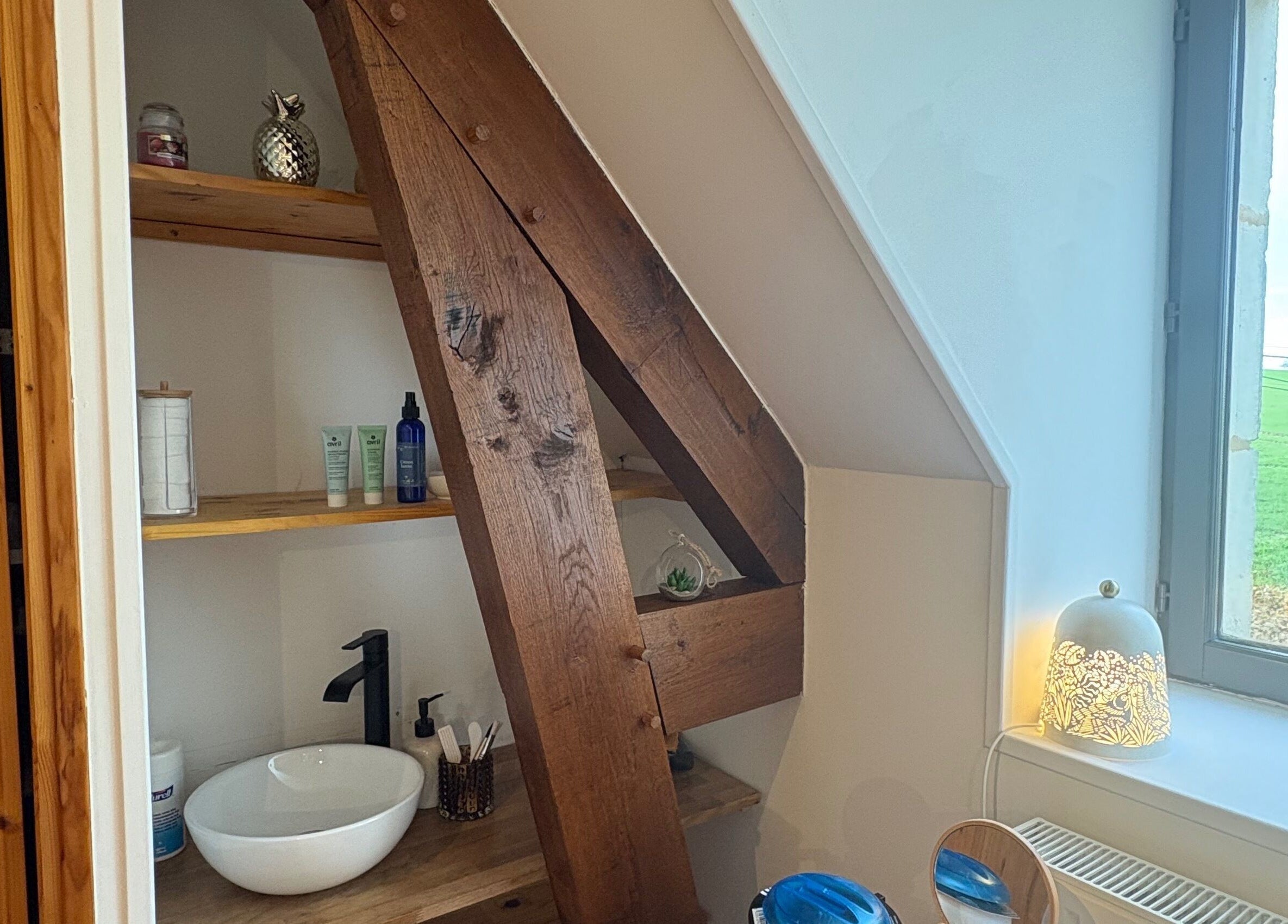 Espace beauté en bois à So’préalia, Perche En Nocé, Normandie, FR, avec vue sur la campagne.