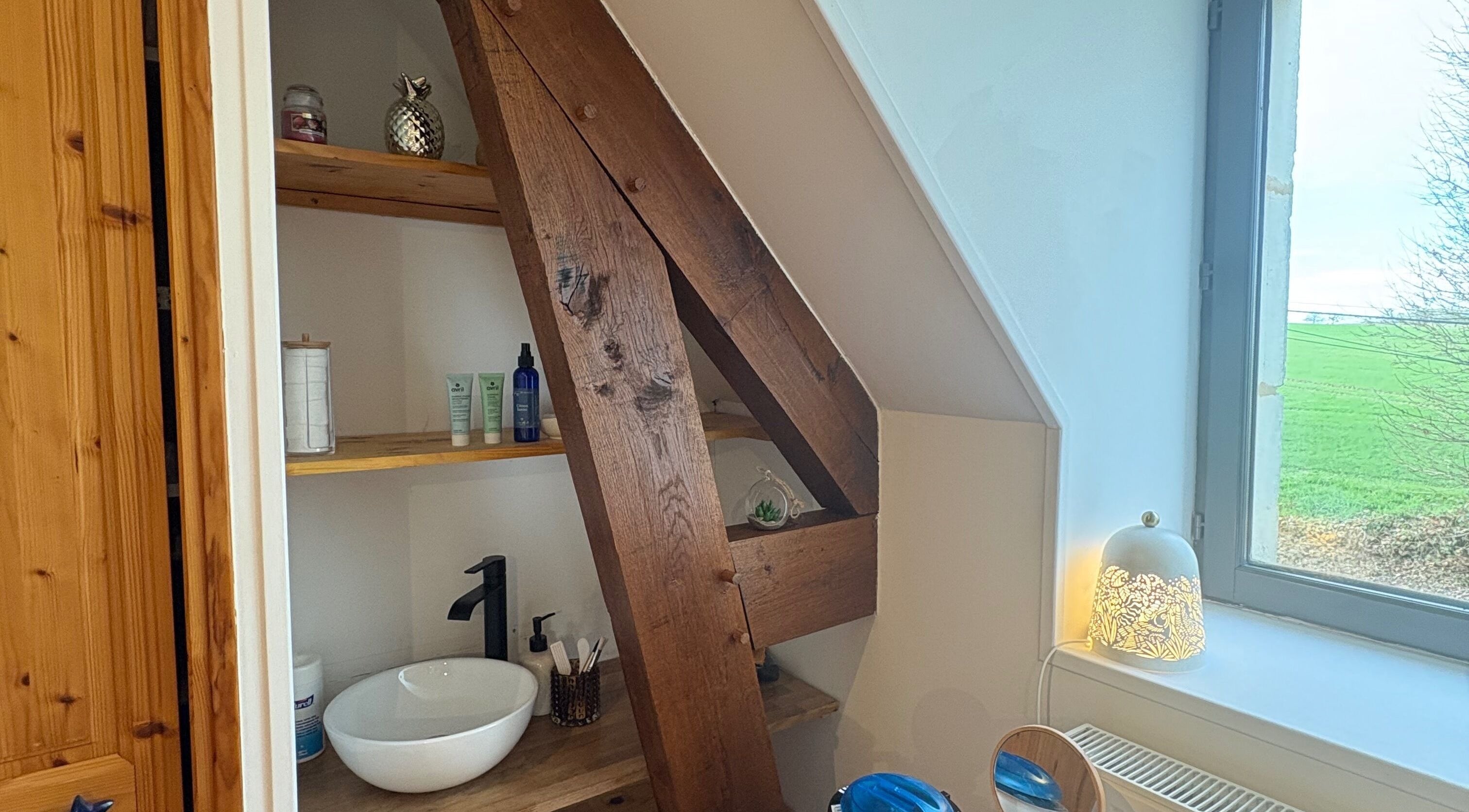 Espace beauté en bois à So’préalia, Perche En Nocé, Normandie, FR, avec vue sur la campagne.