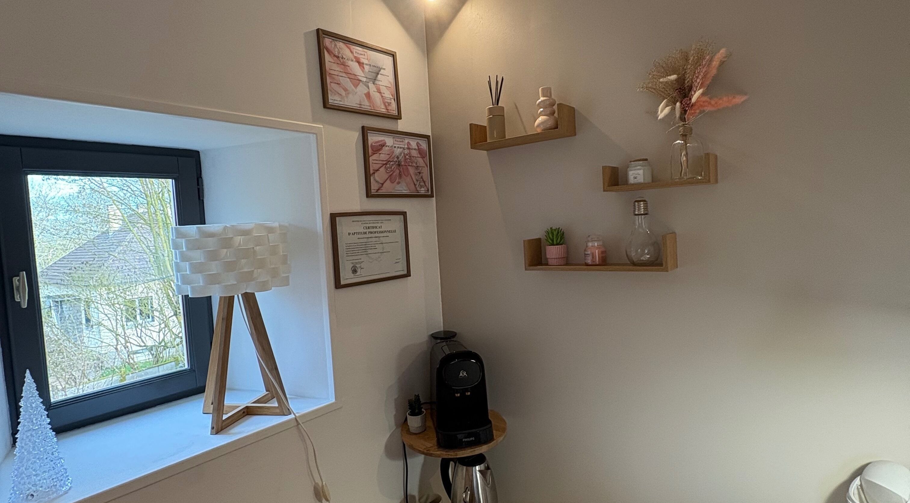 Coin décoratif chez So’préalia à Perche En Nocé, Normandie, FR. Plantes, certificats et décoration moderne.