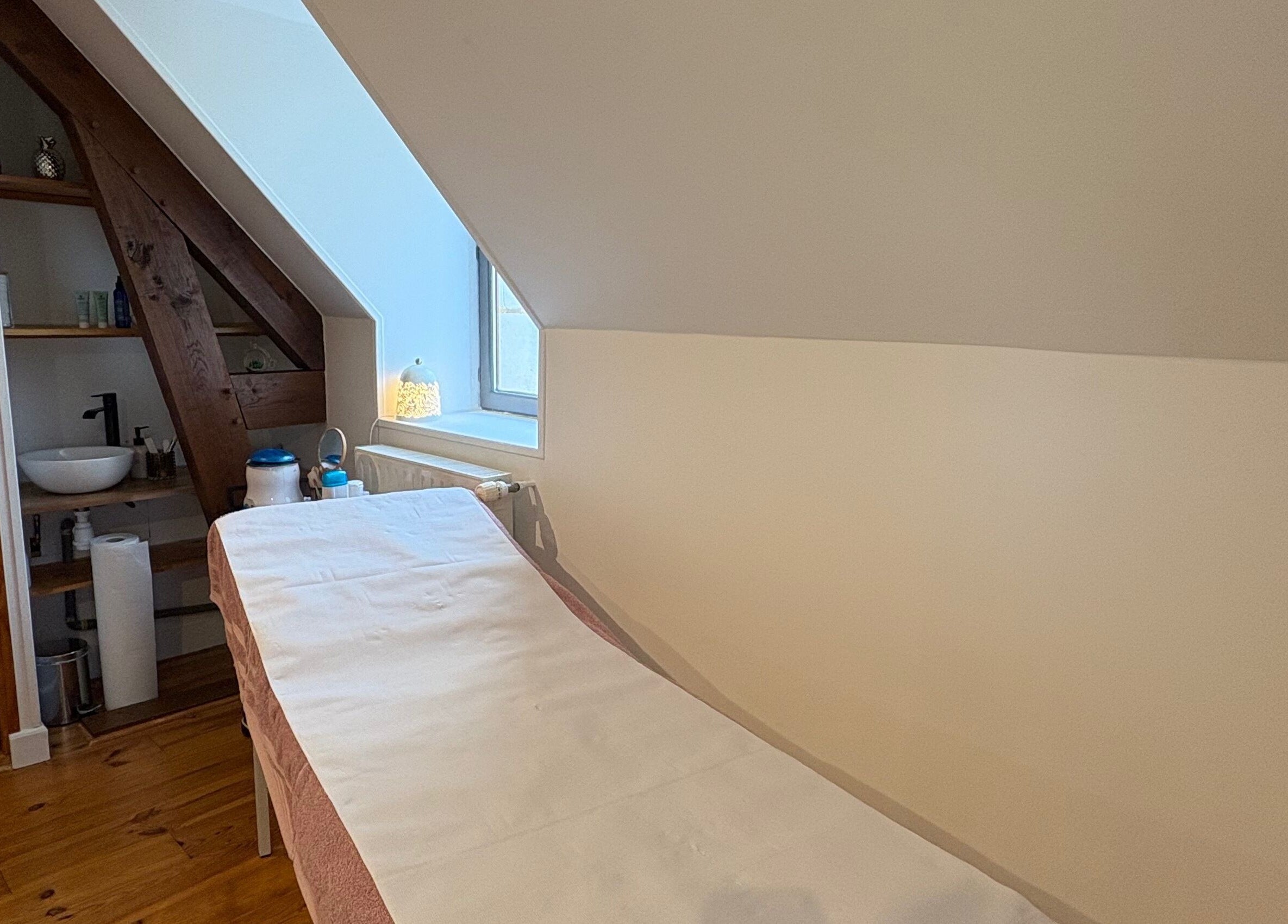 Salle de soins lumineuse à So’préalia, Perche En Nocé, Normandie, FR avec lit de massage.