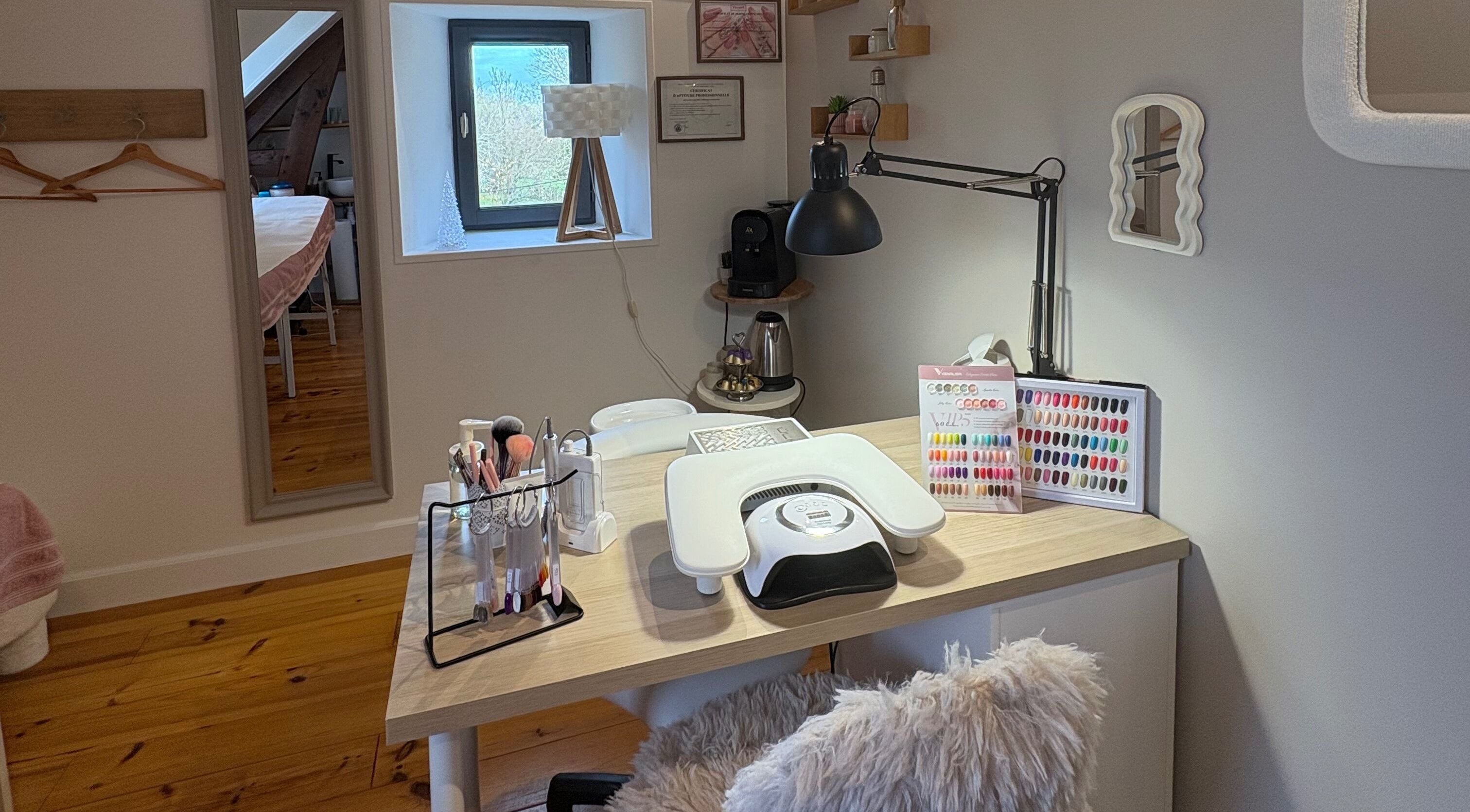 Station de manucure élégante chez So’préalia, Perche En Nocé, Normandie, FR. Ambiance moderne et accueillante.