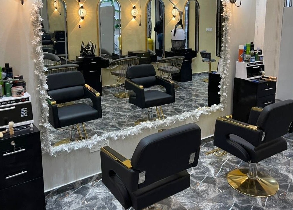 Intérieur chic d'Eminence Beauty and Spa à Yaoundé, Région Du Centre, CM avec fauteuils modernes.
