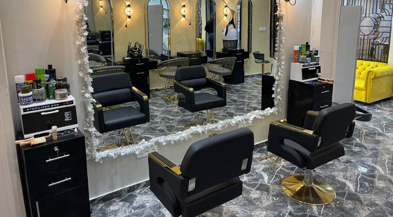 Intérieur chic d'Eminence Beauty and Spa à Yaoundé, Région Du Centre, CM avec fauteuils modernes.