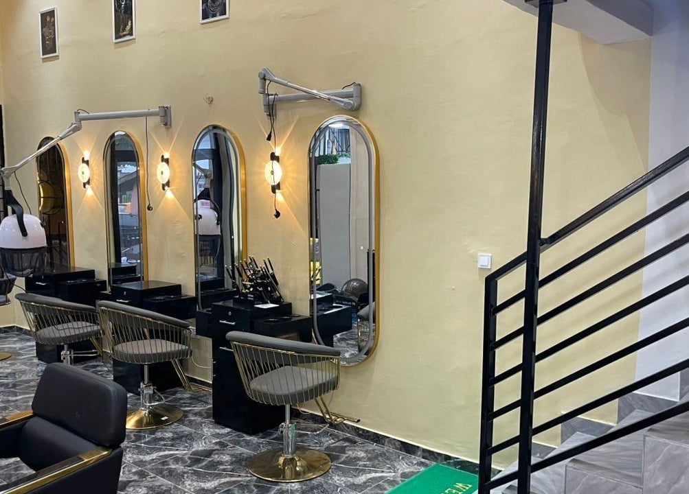 Intérieur moderne du salon chez Eminence Beauty and Spa, Yaoundé, Région Du Centre, CM avec miroirs et fauteuils.