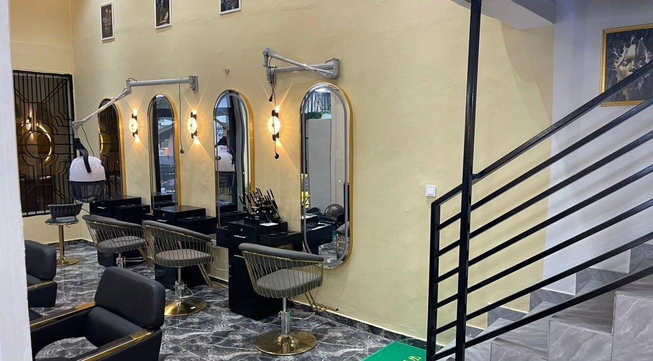 Intérieur moderne du salon chez Eminence Beauty and Spa, Yaoundé, Région Du Centre, CM avec miroirs et fauteuils.