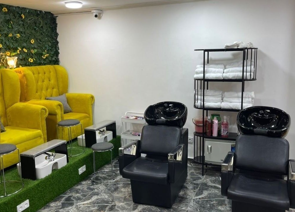 Intérieur chic d'Eminence Beauty and Spa, Yaoundé, Région Du Centre, CM avec sièges de pédicure luxueux.