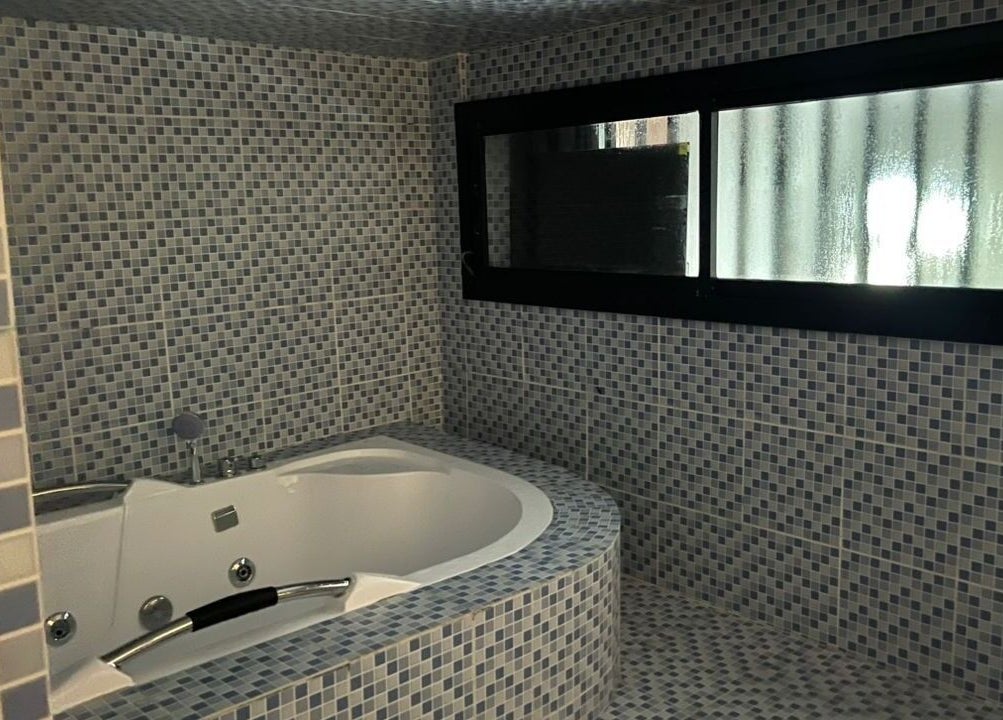 Salle de bain luxueuse à Eminence Beauty and Spa, Yaoundé, Région Du Centre, CM, avec baignoire élégante.