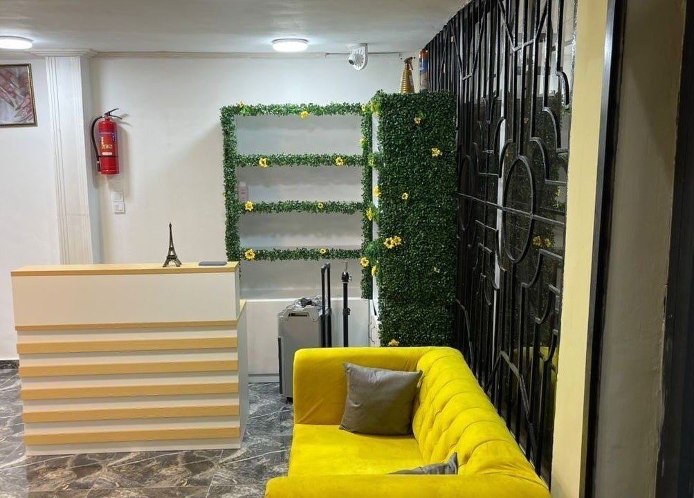 Eminence Beauty and Spa à Yaoundé, Région Du Centre, CM avec une réception moderne et un canapé jaune vibrant.