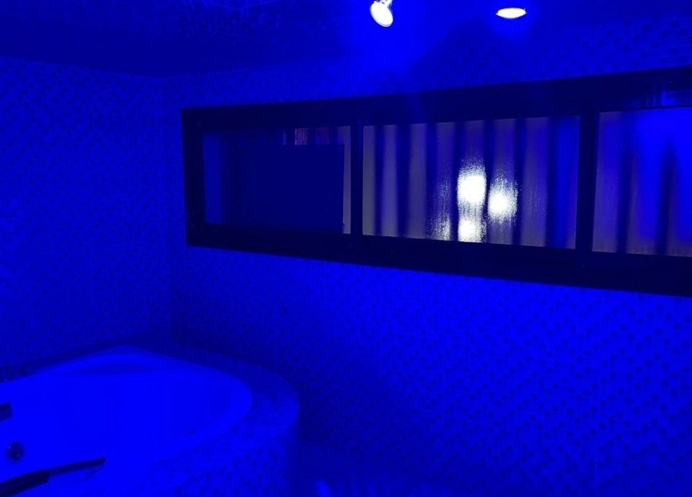 L'éclairage bleu apaisant d'Eminence Beauty and Spa à Yaoundé, Région Du Centre, CM.