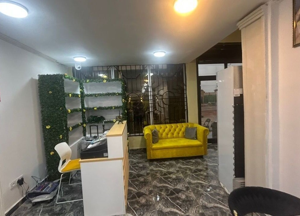 Zone d'accueil moderne à Eminence Beauty and Spa, Yaoundé, Région Du Centre, CM avec canapé jaune.