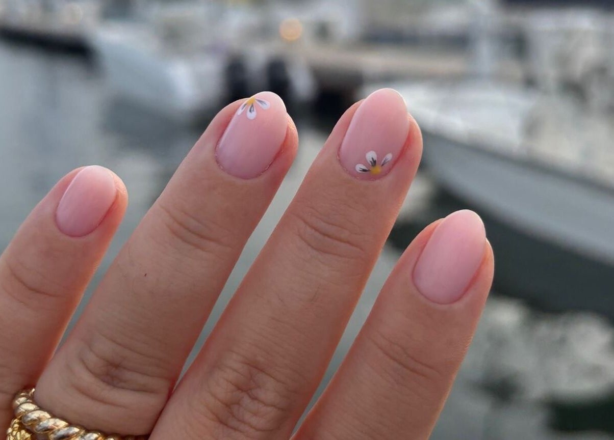 Chic floral nail art at Nailz, Guaynabo, PR, with a serene waterfront backdrop.