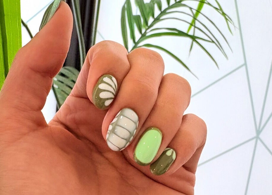 Green and white nail art at Nailz, Guaynabo, PR. Beautifully manicured nails with leafy design.