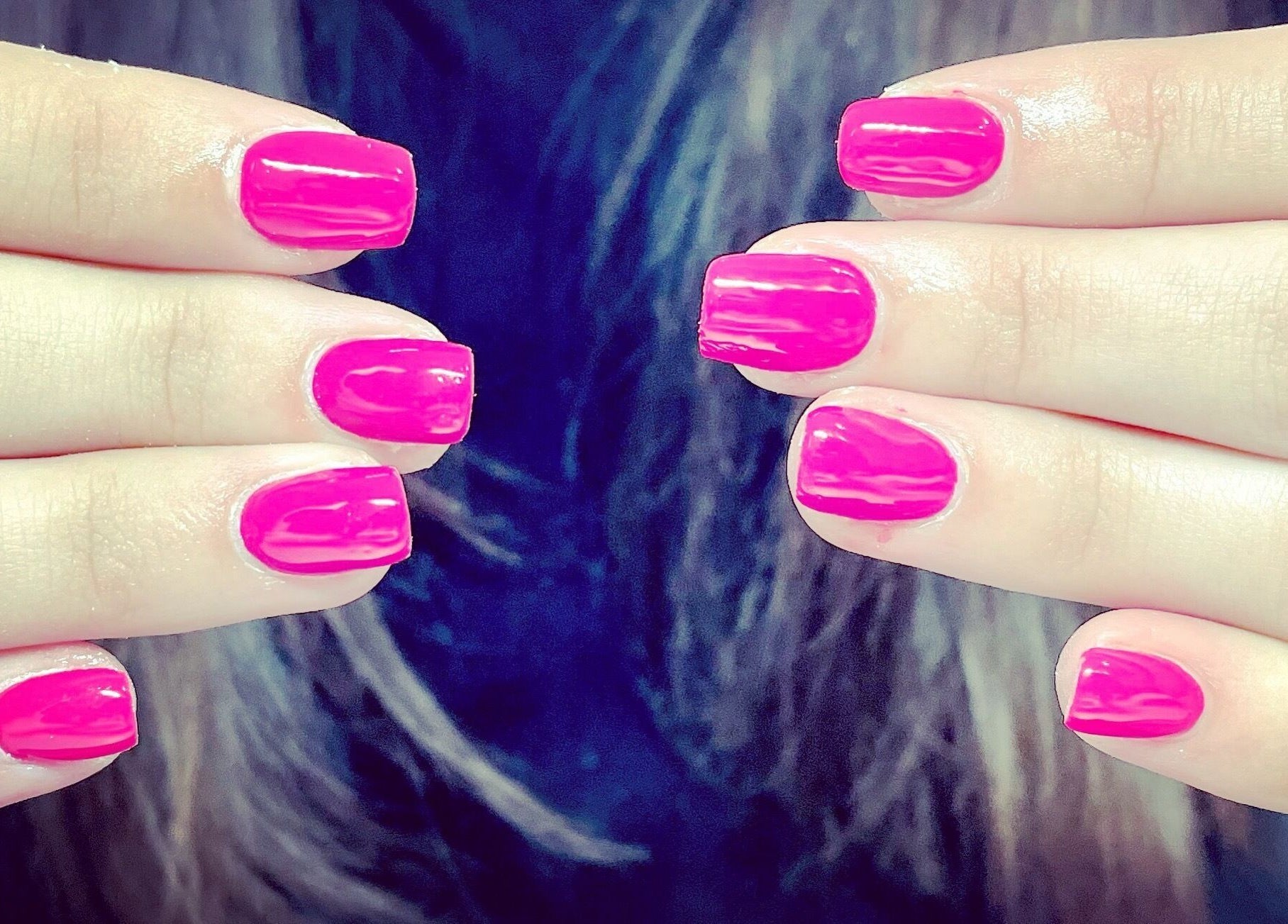 Ongles rose vif chez NODDY NAILS, Baho, Occitanie, FR, parfaits pour un look glamour.