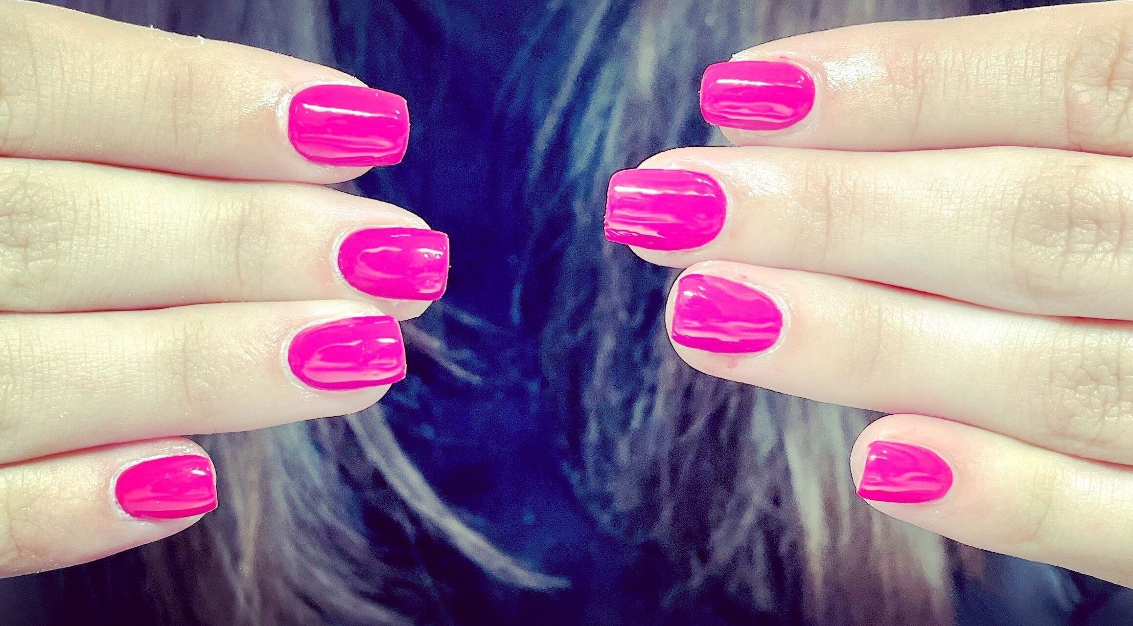 Ongles rose vif chez NODDY NAILS, Baho, Occitanie, FR, parfaits pour un look glamour.