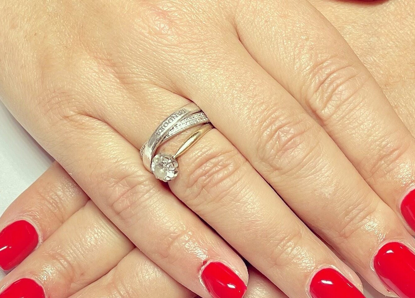 Manucure rouge éclatante à NODDY NAILS, Baho, Occitanie, FR avec vernis brillant impeccable.