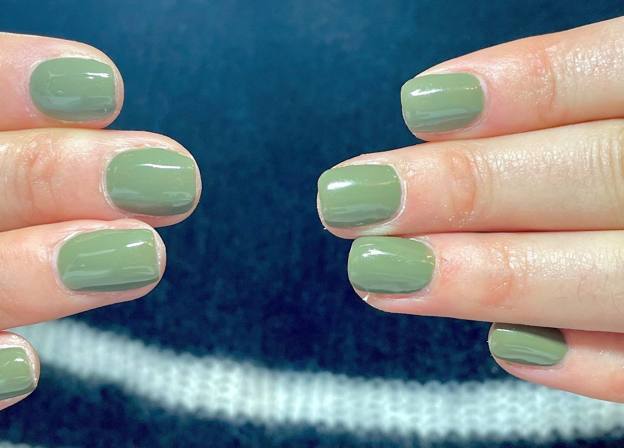 Manucure vert brillant réalisée chez NODDY NAILS, Baho, Occitanie, FR, mettant en valeur l'élégance moderne.