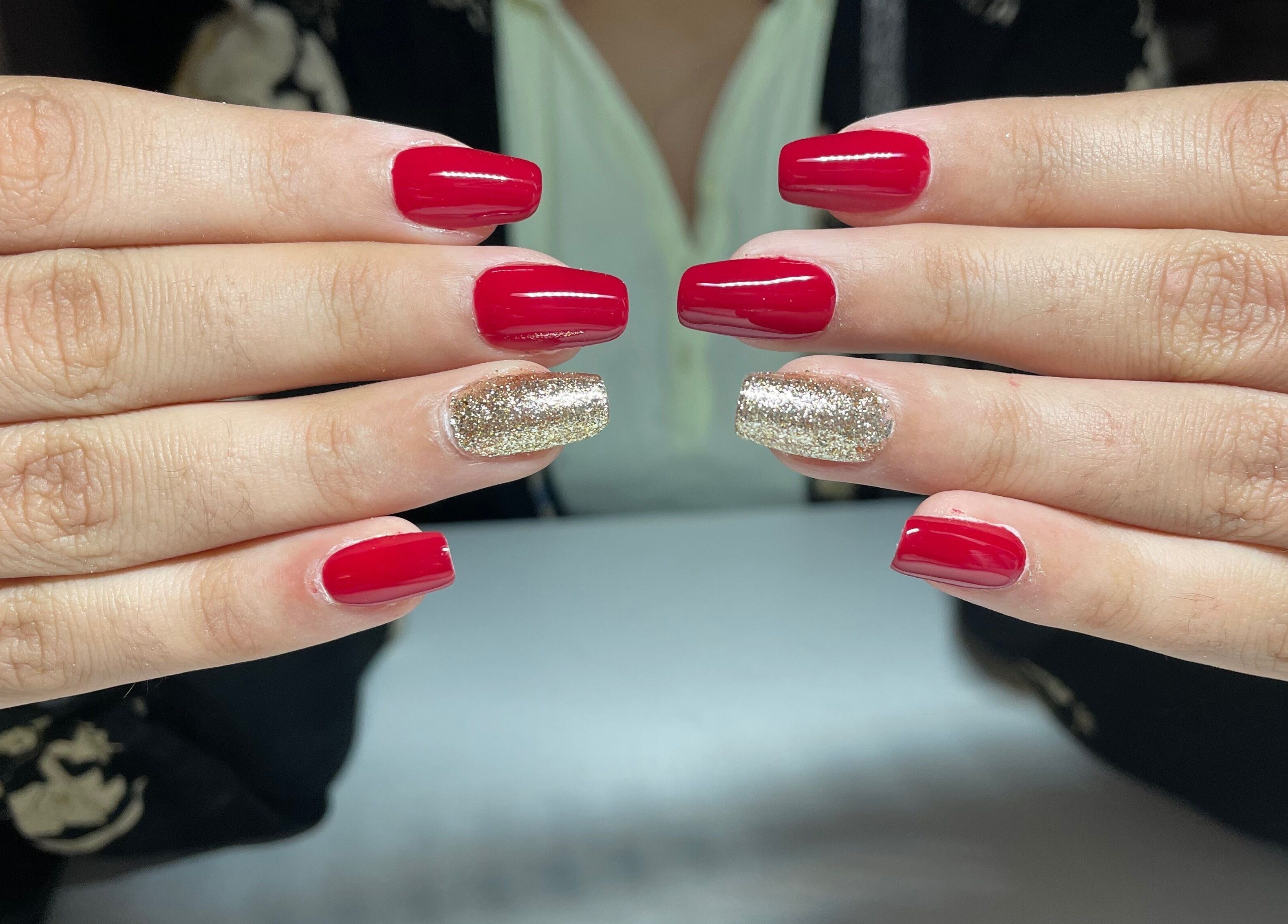 Manucure rouge et or scintillante chez NODDY NAILS, Baho, Occitanie, FR.