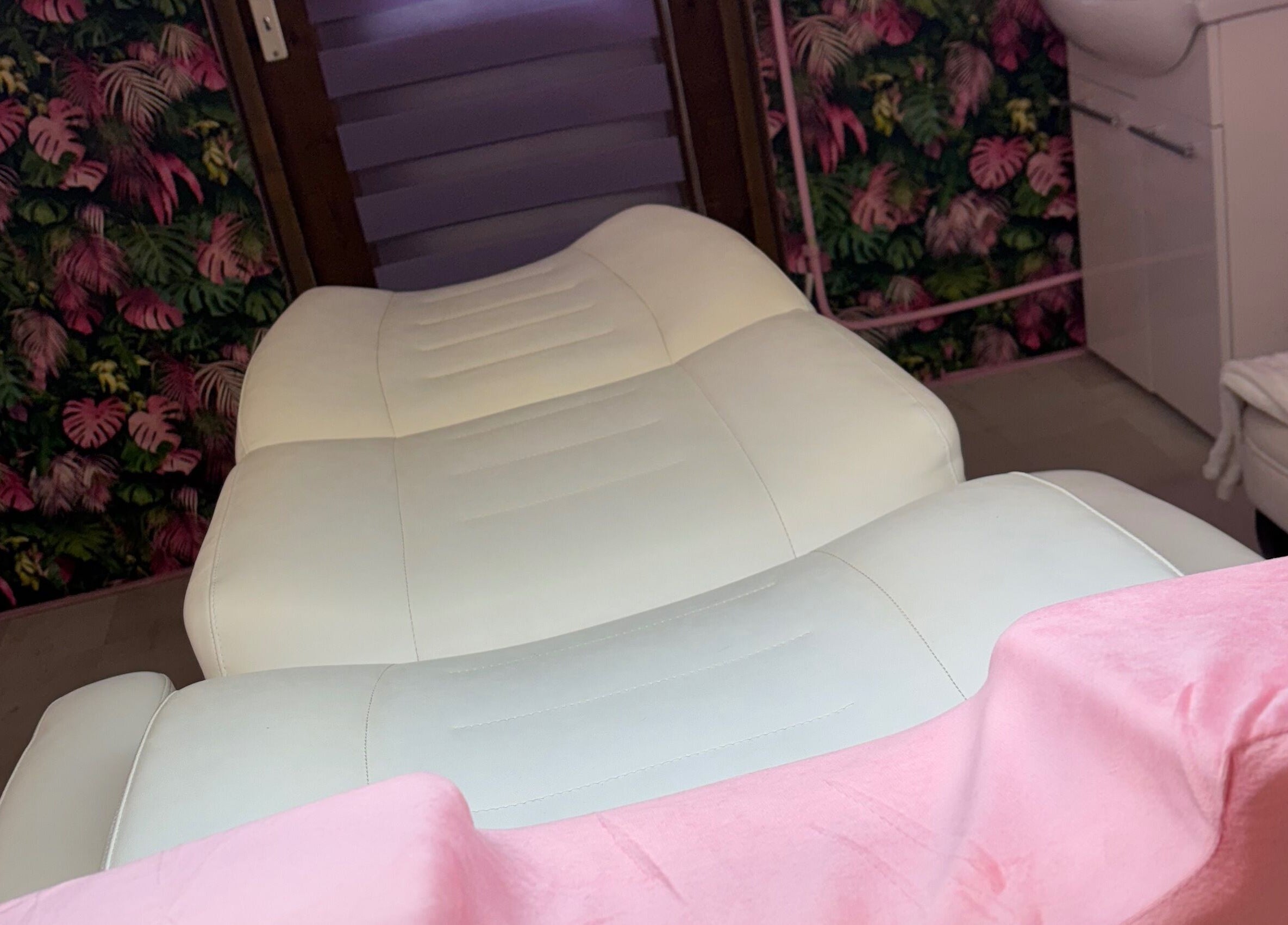 Luxe behandelstoel bij Jaantje’s lash boutique in Zutphen, Gelderland, NL met tropisch decor.