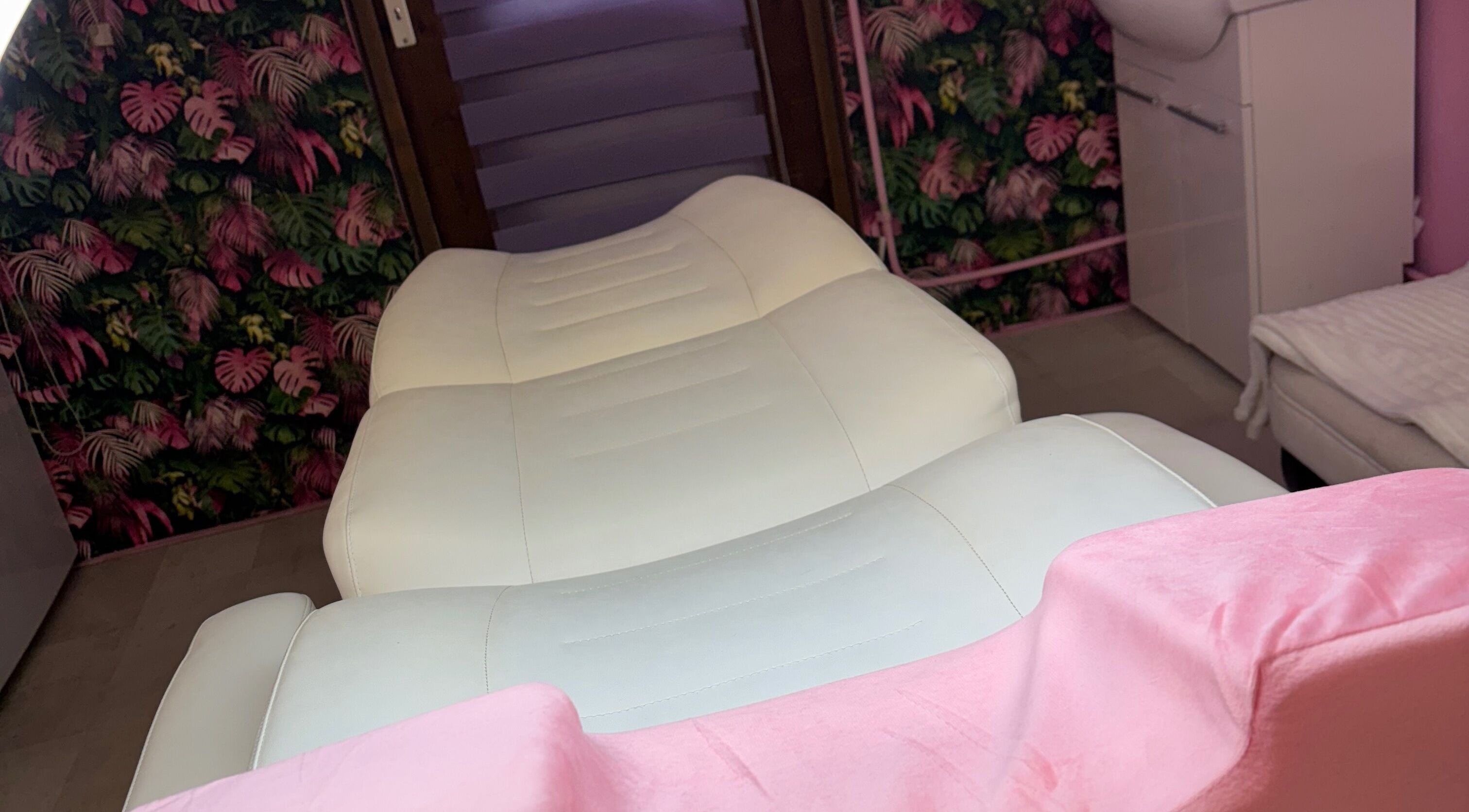 Luxe behandelstoel bij Jaantje’s lash boutique in Zutphen, Gelderland, NL met tropisch decor.