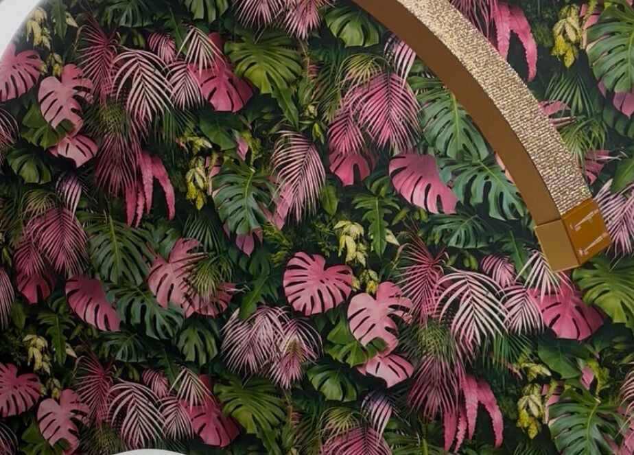 Exotische plantenmuur bij Jaantje’s lash boutique in Zutphen, Gelderland, NL voor een rustgevende sfeer.