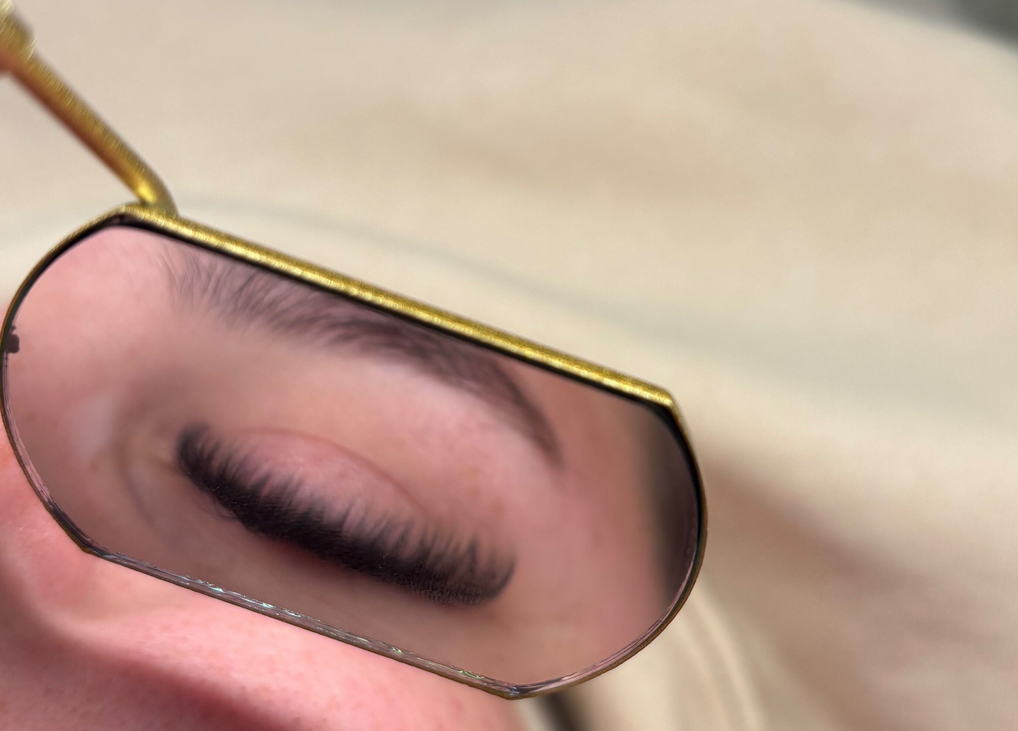 Gespecialiseerde wimperbehandeling bij Jaantje’s Lash Boutique, Zutphen, Gelderland, NL, in spiegel weergegeven.